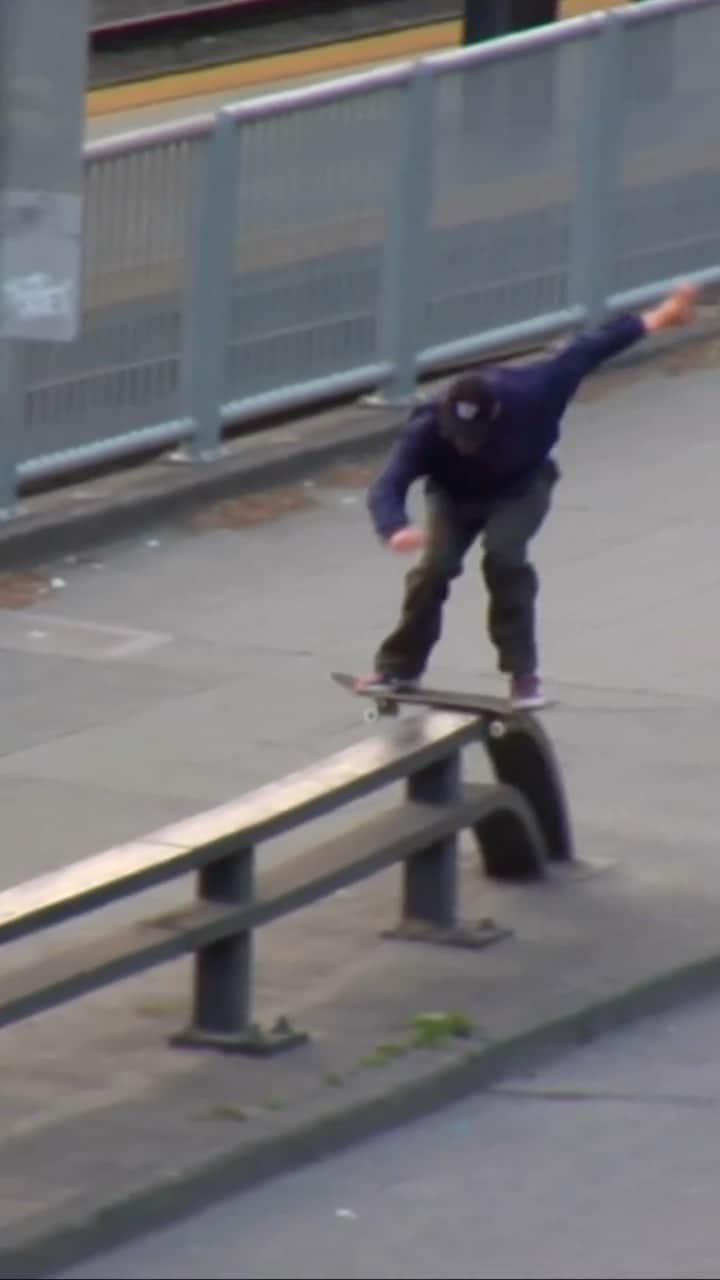 Skate Crunch (OG)のインスタグラム：「Worlds longest boardslide via @mikevpatterson? 🎥 @primo_skates  @guinnessworldrecords #trickoftheyear  👀 @elliotmurphy 🤝」