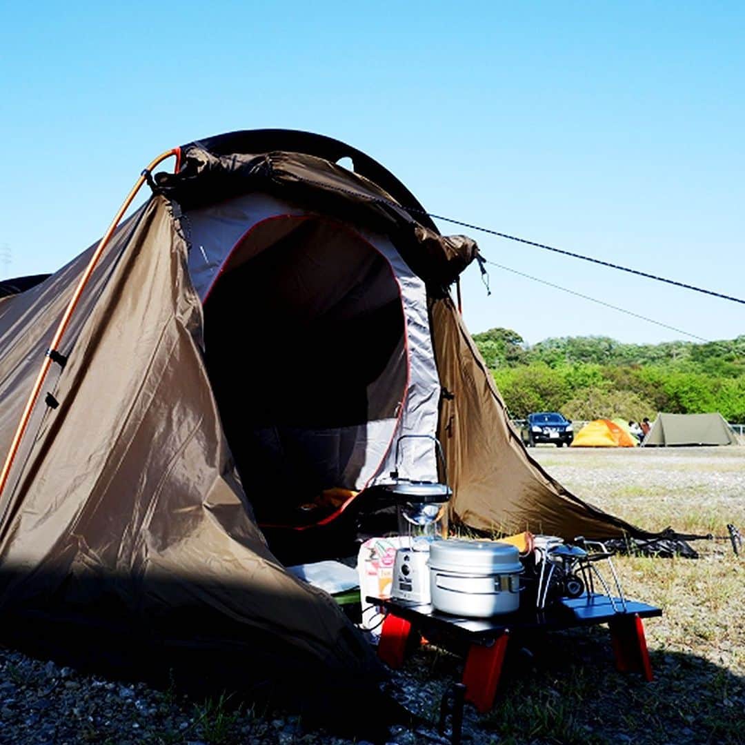 キャンプ情報サイト［ランタン］のインスタグラム：「CAMP SMILE STYLE ／ 最初に覚えた楽しみはグルキャンでのお喋り！ これからもっとキャンプライフが楽しくなりそう ＼ いろんなキャンパーのキャンプスタイルを現地取材と一般キャンパーからの投稿で数多く掲載してます。 . . 詳しくは @lantern.camp webサイトをご覧ください . . #camp #camping #camplife #outdoor #travel #trip #lantern_smile #キャンプ #キャンプ用品 #アウトドア #テント #自然 #旅行 #キャンプ初心者 #キャンプ好きな人と繋がりたい #アウトドア好きな人と繋がりたい #camper #外遊び #キャンプスタイル #やまてらす #グループキャンプ #グルキャン #SnowPeak #スノーピーク #レギュレーターストーブ #マグ #シェラカップ」