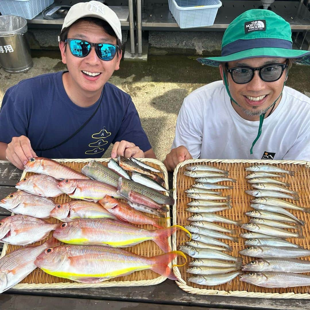 平松修造のインスタグラム：「ASIAN KUNG-FU GENERATIONの 伊地知潔さん( @kiyoshiakg )と船釣り🛥🎣  仕事がきっかけで 釣りでもご一緒させて頂きました☺️  キスにイトヨリダイ、レンコダイと 美味しいものばかりでした🤤 寿司の握り方を教えて頂きましたが 私にはまだ早かったようです笑  最高でした！  釣竿遂に買ってしまいそう 高いリール、、買おうか、、、  #釣り #アナウンサー釣行記 #アジカン #AKG」