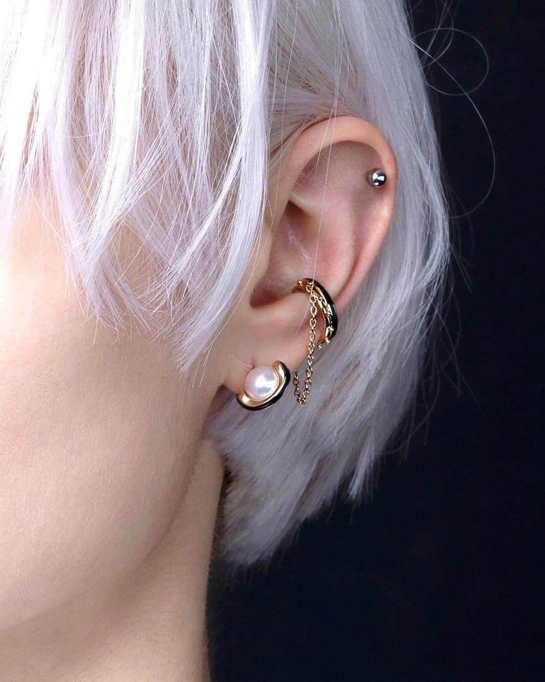 Hirotaka Jewelryのインスタグラム：「COMBINATION OF THE DAY  .  "Bird of Paradise" Pearl Earring in Jet Black "Sea Anemone" Chain Ear Cuff #hirotakajewelry」