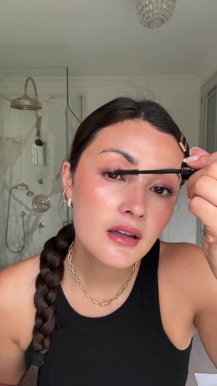 ペオニー・リムのインスタグラム：「GRWM LIVE •  Products… @lancomeofficial hcf triple serum  @augustinusbader the eyepatch’s @drhauschka.gb Rose day cream light @officialmedik8 advanced day ultimate protect SPF, 50 @givenchybeauty prisms liber skin caring concealer - n120 @jonesroadbeauty tinted face powder - yellow @patmcgrathreal skin fetish, divine, bronzer - bronze dawn @iliabeauty colour haze multi use pigment – stutter @hourglasscosmetics voyeur eyeshadow stick - galaxy and prism Pat Macgrath - satin Allure 651 in the flesh and lust gloss - nude Venus Lancôme - hypnose mascara  @lisaeldridgemakeup skin and make up enhancing mist #peonylimbeauty」