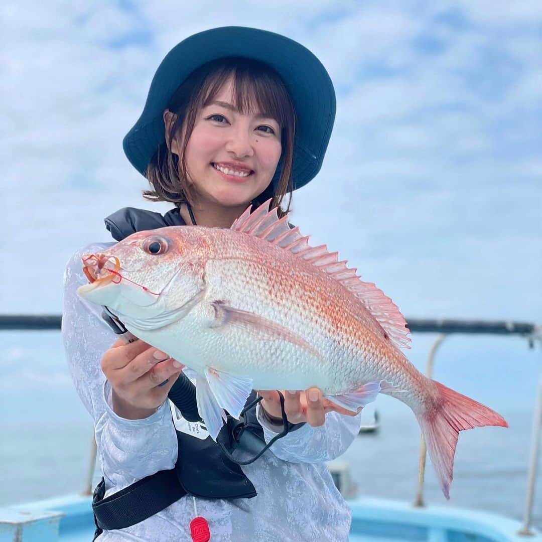 晴山由梨のインスタグラム：「いいマダイが釣れたので久々の鯛めしを🍚✨ 焼いてからご飯と炊くことで香ばしさUP💛 美味しくいただきました🙏  #釣果料理 #釣り飯 #ゆり飯 #マダイ #マダイ料理 #鯛めし #キチントさんフライパン用ホイルシート #クレハアンバサダー」