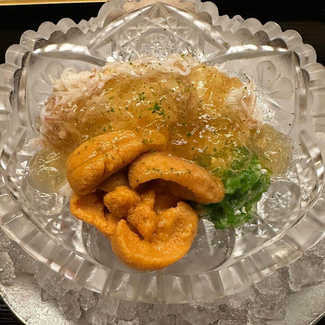 山岸久朗さんのインスタグラム写真 - (山岸久朗Instagram)「京都「道人」。 今日こそは！今日こそは飲まんとこ！て決めてたのに、この初っ端の雲丹と毛蟹に負けました。わたしまけましたわ。  東麻布天本さんと初めてごはん食べましたが、酒強いわー！さすが九州男。でも俺のほうが強いけどﾎﾞｿｯ  #わたしまけましたわ #回文好きな人と繋がりたい  #道人 #どうじん #仁王門道人  #仁王門通り #天本正通  #酒強い  #酒強すぎ  #酒ヤクザ #京都グルメ #京都割烹 #京都日本料理 #京都和食 #食べログgold  #kyoto #kyotowashoku  #nihonryouri  #tabeloggold」6月27日 17時57分 - yamaben
