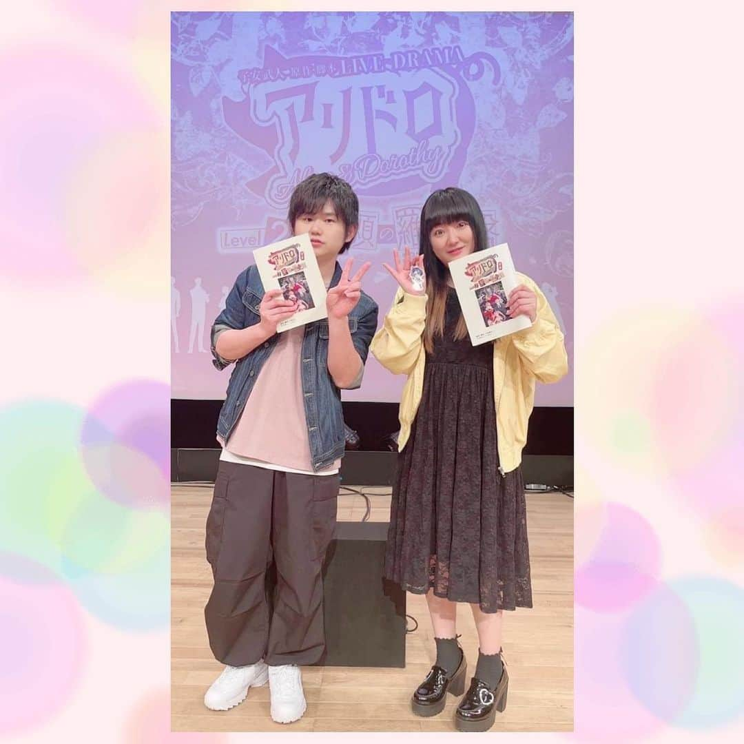 新谷良子さんのインスタグラム写真 - (新谷良子Instagram)「. 「アリドロ レベル2 誓願の羅針盤【コンパス】」再演 無事に終わりましたぁぁぁ！！ 来てくださった皆さま、本当にありがとうございましたっ🙇‍♀️💕 楽しんでいただけましたでしょうか…？？  私、めちゃくちゃ！楽しかった！！ 原作・脚本でもあり座長の子安武人さんをはじめとする、とても素晴らしいお芝居をするステキな方々に囲まれて！学生の頃から大好きだった子安さんワールドに、また参加させていただけて！ 本当に幸せな時間でした✨✨ （ちな、えむとゔぁいすが大好きだった私としては、アフタートークがなんていうかものすごい空間でした…🤭）  お写真の、おはなし。  1:エリカ役の生天目仁美ちゃんと、グリム役の名塚佳織ちゃん！ のんびりな私と違ってとてもアクティブな2人。時間の使い方がうますぎて、尊敬しかない…！趣味の話や普段の話、楽屋でもたくさん楽しかった💕  2:チームリマックス！同じ事務所のブッチ役 間瀬愛季くんです。とても優しくていろいろ気遣ってくれる間瀬くん。お芝居にもとても熱心で、本番中もずっと舞台袖でステージを見つめていたのを私は見た…ふふふ…🤫  3:blogに載せたやーつ。 4:全身なやーつ。 フェリエスのイメージでイエローのお洋服に💛初演の時と同じです。フェリエス服。なんだけど、イエローのが冬ものアウターだから暑いのが難点…と思ったら、ワンピも冬ものなんだった😅 もし次があれば改善したいな。  5:実はこれは初演の時のお写真なんです。なばちゃんが撮ってくれたんだけど載せそびれていたので、この機会に✨ 初演の稽古の時に軽くごはんしたんだけど、なばちゃんが話してくれることがどれもめちゃくちゃ楽しくて、ずっと笑ってた記憶🤣  …と。 ここまで読んでくださってありがとです！ インスタってこんな長文書くものじゃない気もするけど、まぁいいよね！（笑）  アリドロ レベル3も発表され、まだまだ続きます！ お楽しみに！！！」6月27日 17時57分 - pinkbambi_ryoko