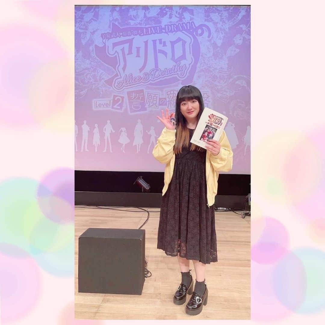 新谷良子さんのインスタグラム写真 - (新谷良子Instagram)「. 「アリドロ レベル2 誓願の羅針盤【コンパス】」再演 無事に終わりましたぁぁぁ！！ 来てくださった皆さま、本当にありがとうございましたっ🙇‍♀️💕 楽しんでいただけましたでしょうか…？？  私、めちゃくちゃ！楽しかった！！ 原作・脚本でもあり座長の子安武人さんをはじめとする、とても素晴らしいお芝居をするステキな方々に囲まれて！学生の頃から大好きだった子安さんワールドに、また参加させていただけて！ 本当に幸せな時間でした✨✨ （ちな、えむとゔぁいすが大好きだった私としては、アフタートークがなんていうかものすごい空間でした…🤭）  お写真の、おはなし。  1:エリカ役の生天目仁美ちゃんと、グリム役の名塚佳織ちゃん！ のんびりな私と違ってとてもアクティブな2人。時間の使い方がうますぎて、尊敬しかない…！趣味の話や普段の話、楽屋でもたくさん楽しかった💕  2:チームリマックス！同じ事務所のブッチ役 間瀬愛季くんです。とても優しくていろいろ気遣ってくれる間瀬くん。お芝居にもとても熱心で、本番中もずっと舞台袖でステージを見つめていたのを私は見た…ふふふ…🤫  3:blogに載せたやーつ。 4:全身なやーつ。 フェリエスのイメージでイエローのお洋服に💛初演の時と同じです。フェリエス服。なんだけど、イエローのが冬ものアウターだから暑いのが難点…と思ったら、ワンピも冬ものなんだった😅 もし次があれば改善したいな。  5:実はこれは初演の時のお写真なんです。なばちゃんが撮ってくれたんだけど載せそびれていたので、この機会に✨ 初演の稽古の時に軽くごはんしたんだけど、なばちゃんが話してくれることがどれもめちゃくちゃ楽しくて、ずっと笑ってた記憶🤣  …と。 ここまで読んでくださってありがとです！ インスタってこんな長文書くものじゃない気もするけど、まぁいいよね！（笑）  アリドロ レベル3も発表され、まだまだ続きます！ お楽しみに！！！」6月27日 17時57分 - pinkbambi_ryoko