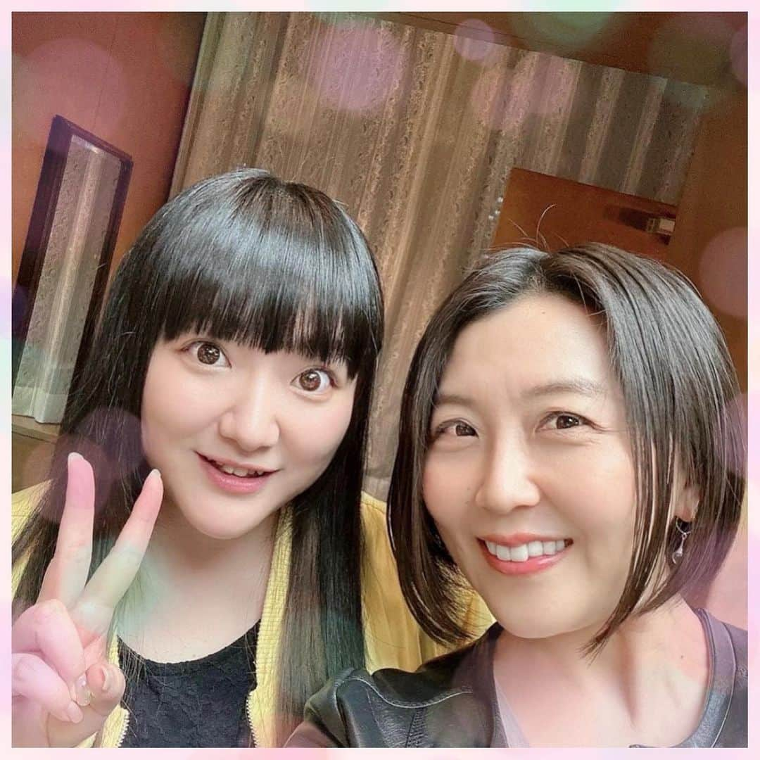 新谷良子さんのインスタグラム写真 - (新谷良子Instagram)「. 「アリドロ レベル2 誓願の羅針盤【コンパス】」再演 無事に終わりましたぁぁぁ！！ 来てくださった皆さま、本当にありがとうございましたっ🙇‍♀️💕 楽しんでいただけましたでしょうか…？？  私、めちゃくちゃ！楽しかった！！ 原作・脚本でもあり座長の子安武人さんをはじめとする、とても素晴らしいお芝居をするステキな方々に囲まれて！学生の頃から大好きだった子安さんワールドに、また参加させていただけて！ 本当に幸せな時間でした✨✨ （ちな、えむとゔぁいすが大好きだった私としては、アフタートークがなんていうかものすごい空間でした…🤭）  お写真の、おはなし。  1:エリカ役の生天目仁美ちゃんと、グリム役の名塚佳織ちゃん！ のんびりな私と違ってとてもアクティブな2人。時間の使い方がうますぎて、尊敬しかない…！趣味の話や普段の話、楽屋でもたくさん楽しかった💕  2:チームリマックス！同じ事務所のブッチ役 間瀬愛季くんです。とても優しくていろいろ気遣ってくれる間瀬くん。お芝居にもとても熱心で、本番中もずっと舞台袖でステージを見つめていたのを私は見た…ふふふ…🤫  3:blogに載せたやーつ。 4:全身なやーつ。 フェリエスのイメージでイエローのお洋服に💛初演の時と同じです。フェリエス服。なんだけど、イエローのが冬ものアウターだから暑いのが難点…と思ったら、ワンピも冬ものなんだった😅 もし次があれば改善したいな。  5:実はこれは初演の時のお写真なんです。なばちゃんが撮ってくれたんだけど載せそびれていたので、この機会に✨ 初演の稽古の時に軽くごはんしたんだけど、なばちゃんが話してくれることがどれもめちゃくちゃ楽しくて、ずっと笑ってた記憶🤣  …と。 ここまで読んでくださってありがとです！ インスタってこんな長文書くものじゃない気もするけど、まぁいいよね！（笑）  アリドロ レベル3も発表され、まだまだ続きます！ お楽しみに！！！」6月27日 17時57分 - pinkbambi_ryoko