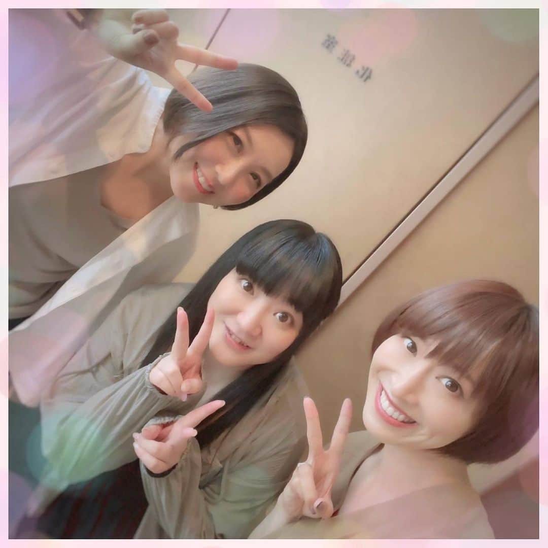 新谷良子のインスタグラム：「. 「アリドロ レベル2 誓願の羅針盤【コンパス】」再演 無事に終わりましたぁぁぁ！！ 来てくださった皆さま、本当にありがとうございましたっ🙇‍♀️💕 楽しんでいただけましたでしょうか…？？  私、めちゃくちゃ！楽しかった！！ 原作・脚本でもあり座長の子安武人さんをはじめとする、とても素晴らしいお芝居をするステキな方々に囲まれて！学生の頃から大好きだった子安さんワールドに、また参加させていただけて！ 本当に幸せな時間でした✨✨ （ちな、えむとゔぁいすが大好きだった私としては、アフタートークがなんていうかものすごい空間でした…🤭）  お写真の、おはなし。  1:エリカ役の生天目仁美ちゃんと、グリム役の名塚佳織ちゃん！ のんびりな私と違ってとてもアクティブな2人。時間の使い方がうますぎて、尊敬しかない…！趣味の話や普段の話、楽屋でもたくさん楽しかった💕  2:チームリマックス！同じ事務所のブッチ役 間瀬愛季くんです。とても優しくていろいろ気遣ってくれる間瀬くん。お芝居にもとても熱心で、本番中もずっと舞台袖でステージを見つめていたのを私は見た…ふふふ…🤫  3:blogに載せたやーつ。 4:全身なやーつ。 フェリエスのイメージでイエローのお洋服に💛初演の時と同じです。フェリエス服。なんだけど、イエローのが冬ものアウターだから暑いのが難点…と思ったら、ワンピも冬ものなんだった😅 もし次があれば改善したいな。  5:実はこれは初演の時のお写真なんです。なばちゃんが撮ってくれたんだけど載せそびれていたので、この機会に✨ 初演の稽古の時に軽くごはんしたんだけど、なばちゃんが話してくれることがどれもめちゃくちゃ楽しくて、ずっと笑ってた記憶🤣  …と。 ここまで読んでくださってありがとです！ インスタってこんな長文書くものじゃない気もするけど、まぁいいよね！（笑）  アリドロ レベル3も発表され、まだまだ続きます！ お楽しみに！！！」