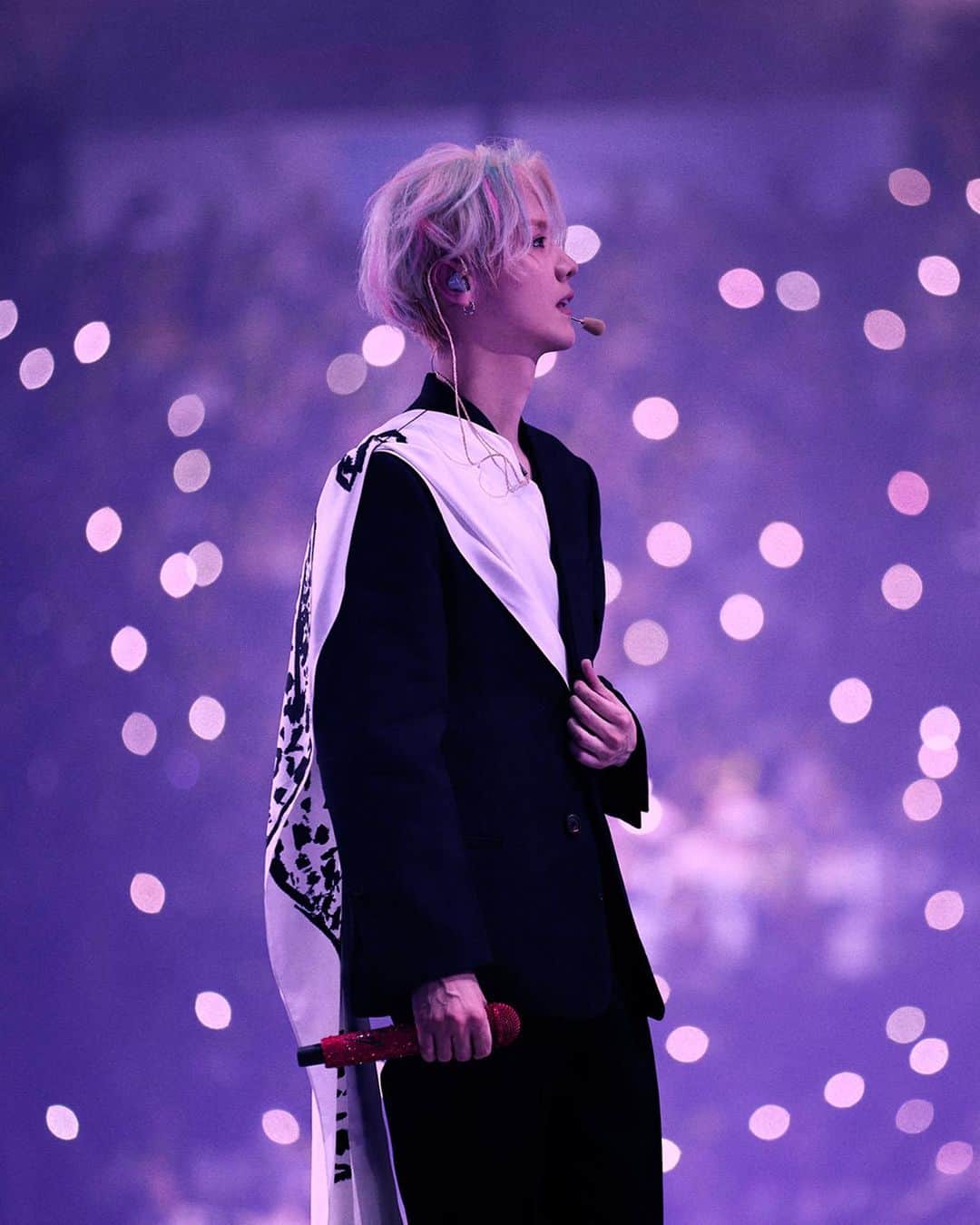 サルヴァトーレ・フェラガモのインスタグラム：「A #FERRAGAMOMOMENT WITH @7_luhan_m PERFORMING IN BEIJING DURING THE #πDAY TOUR WITH A #FERRAGAMOCUSTOM LOOK BY @_maximiliandavis_   STYLED BY THE 1207 STUDIO  #INFERRAGAMO」