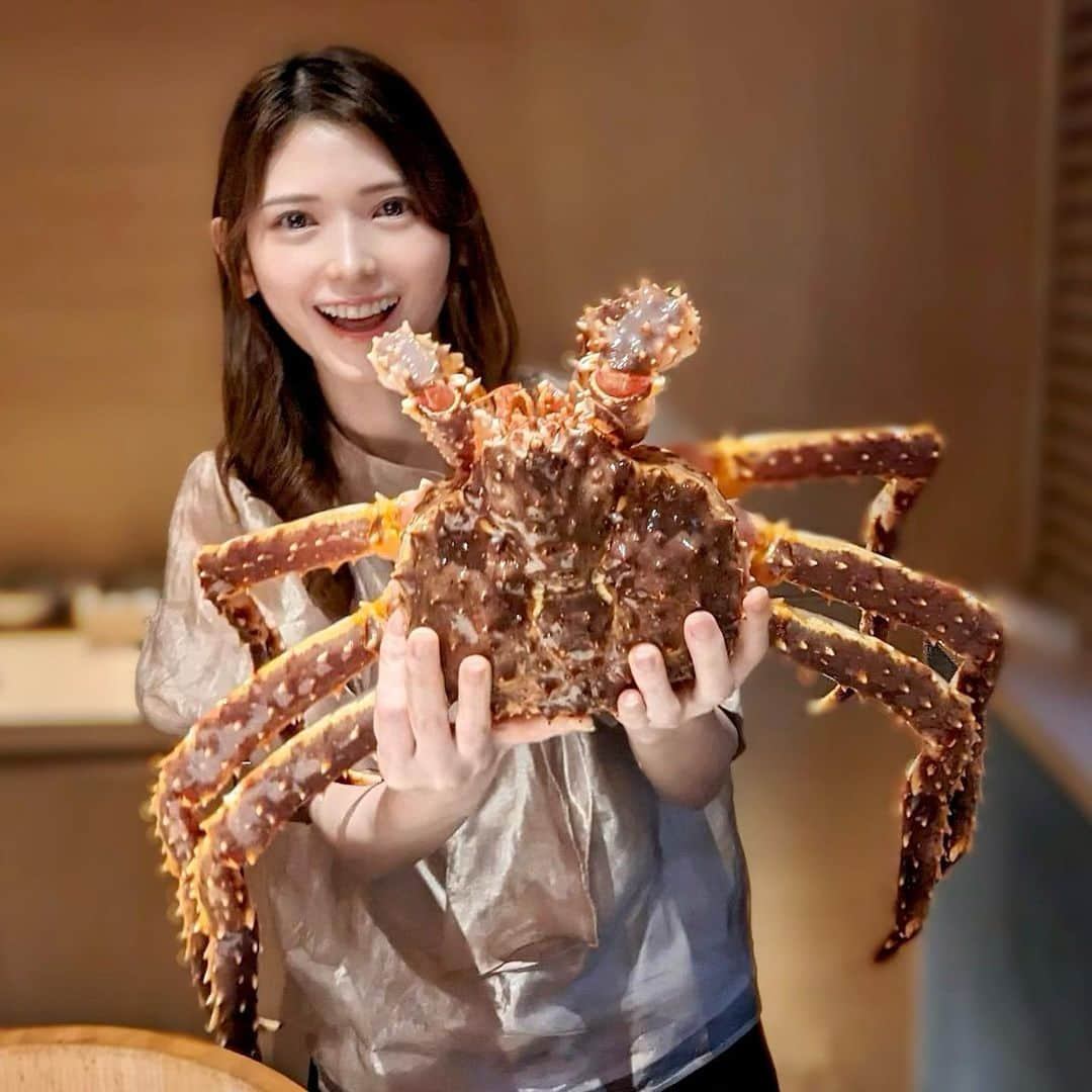 大見さなえさんのインスタグラム写真 - (大見さなえInstagram)「銀座『かにじぇんぬ』🥰🦀 活きた状態で直送された蟹を 専属の料理人が目の前で捌いてくださる👨🏻‍🍳🦀 ⁡ タラバ蟹コース📝 この日は2キロ越えの大きなタラバ蟹！！✨ たらば蟹はおしゃれ氷の上にのったお刺身から🧊 その後レア焼き、しゃぶしゃぶ、天ぷらなど さまざまな調理法でかにを堪能🥺💓 ⁡ そして捌きたての鮮度抜群だからこそ 蟹の心臓やふんどし部分も食べられるよ✨ ⁡ 蟹大好き人間にはたまらんんん！！！ ⁡ 完全個室でプライベートな大人空間✨ 蟹好きの人と接待やデートやお祝いごとにも🙆‍♀️ ーーーーーーーーーーーーーーーーーーーー 本日の御献立 【先付け】 ・殻付き雲丹 マスカット 帆立 ⁡ 【八寸】 ・パプリカ蟹寿司 ・玉蜀黍すり流し ・タラバ蟹フライ トマトソース •蒸し鮑と蕎麦の実肝ソース •姫さざえ江戸煮 ⁡ 【タラバ蟹】 ・お刺身 ・爪ボイル ・炭火焼 ・しゃぶしゃぶ ・蒸し蟹 ・天ぷら ⁡ 【〆物】 ・こしひかり 追加　冷麺、蟹カレー ⁡ 【甘味】 ・青梅蜜煮 ーーーーーーーーーーーーーーーーーーーー エリア　銀座 予算40,000円〜60,000円 ーーーーーーーーーーーーーーーーーーー #かにじぇんぬ #タラバ蟹 #銀座グルメ #銀座 #蟹 #たらば蟹  #かにじぇんぬ銀座 #東京グルメ #銀座ディナー #かに #蟹料理 #蟹好きな人と繋がりたい #めぐログ_銀座 #めぐログ_蟹 #crab #yummy #foodie」6月27日 18時08分 - tabe_megumi