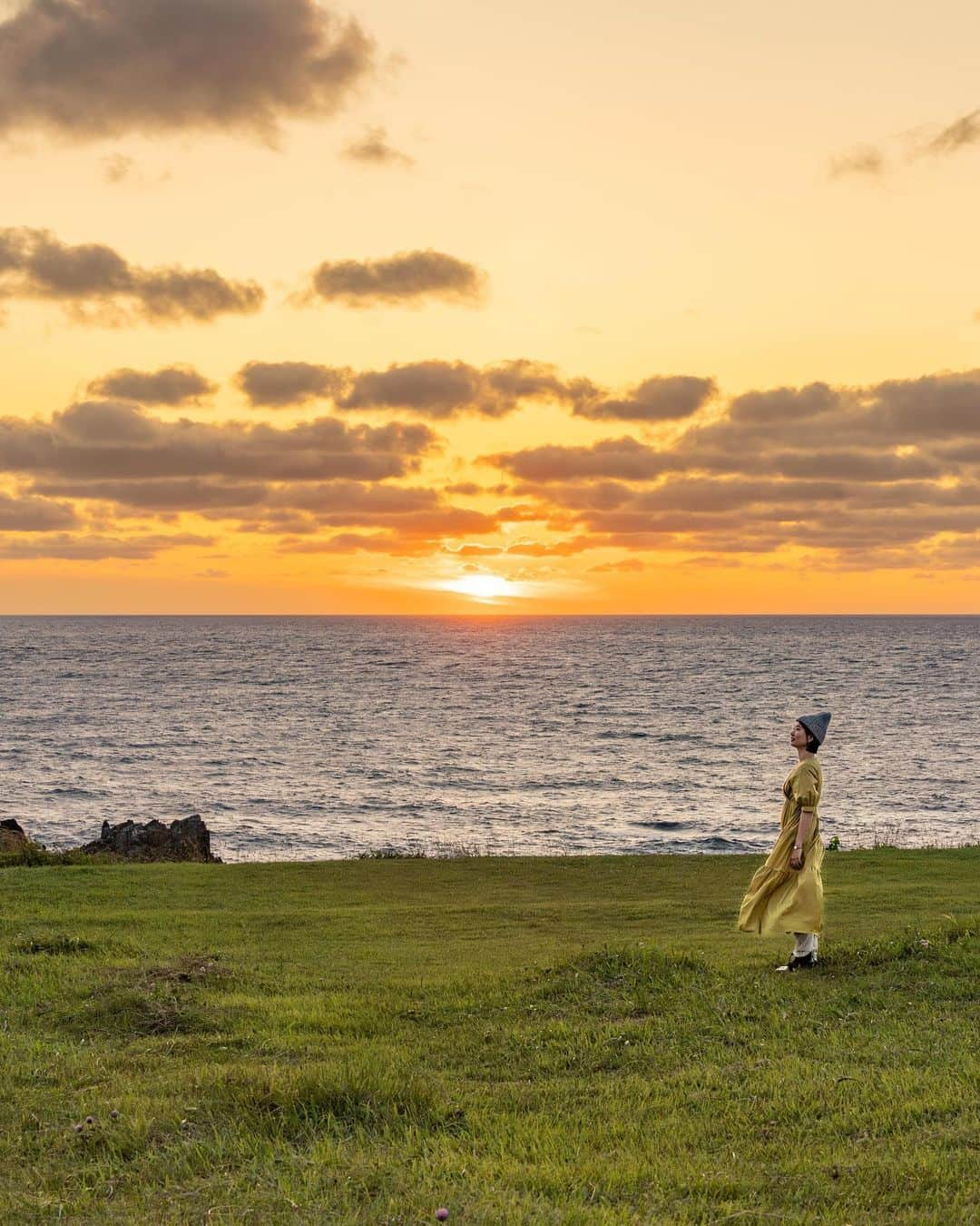 詩歩のインスタグラム：「📷 19th June 2023 📍 秋田県 入道崎 / Nyudozaki, Akita Japan   秋田県の中で西側に突き出た #男鹿半島 の #入道崎 。西側を遮るものがなにもないので、一年中水平線に沈む夕日が楽しめるスポットなんです。  視界いっぱいに広がる水平線をみていると、ああ地球って本当に丸いんだな…と感じてきます。  しかし、遮るものがなにもない分、風も強い😂帽子が吹き飛ばされるほどの強風です（男鹿半島は風力発電所が多いのも納得）最後に載せた動画でその強さが伝わるでしょうか…！  この日は晴天予報だったものの雲が多くて、日の入りが見れるか見れないかギリギリだったものの、最後に雲の切れ間から太陽がチラリと顔を出してくれてよかった〜✨  入道崎には「日本の灯台50選」に選ばれている #入道埼灯台 もあって、この灯台は国内でわずか16基しかない「登れる灯台」なんです。（私が行った日は臨時休業中…）高いところから見る海も圧巻だと思うので、ぜひ珍しい登れる灯台、行ってみてくださいね👋  秋田県の他の写真はこのタグでまとめています / Posts of this area can be found in this tag.→ #shiho_akita   #Nyudozaki is located on the #OgaPeninsula , which juts out to the west in Akita Prefecture. There is nothing to block the sunset on the west side of the peninsula, so it is a spot where you can enjoy the sunset on the horizon all year round. Looking at the horizon that fills your field of vision, you will feel that the earth is really round. However, because there is nothing to block the view, the wind is strong enough to blow off your hat (no wonder there are so many wind power plants on the Oga Peninsula)! The forecast for the day was for clear skies, but there were so many clouds that we were just barely able to see the sunset, but we were glad to see the sun peek through the clouds at the end of the day .  Nyudozaki is also home to the #NyudozakiLighthouse , one of Japan's top 50 lighthouses, and one of only 16 lighthouses in Japan that you can climb. (It was temporarily closed on the day I went there...) I think the view of the sea from high above is breathtaking, so please visit this rare lighthouse that you can climb.  ©︎Shiho/詩歩」