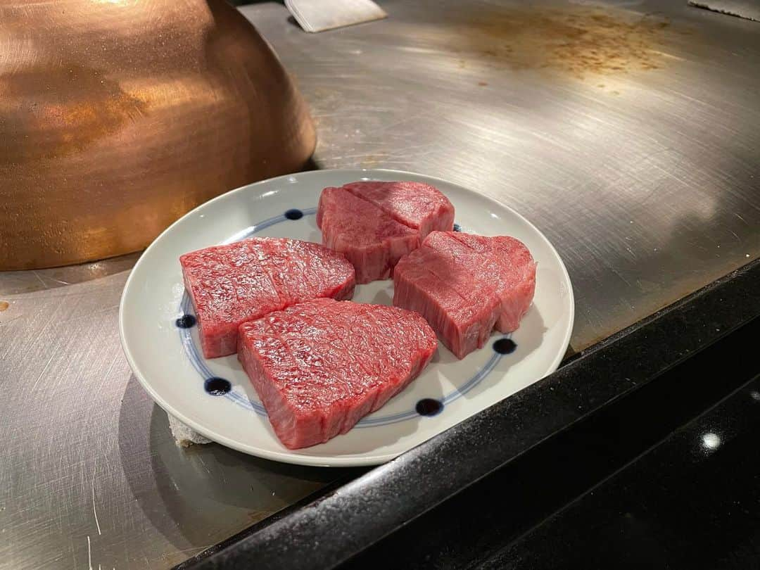 小林未来さんのインスタグラム写真 - (小林未来Instagram)「石垣牛ステーキ食べ比べ🥩🥩 #さわふじ #沖縄グルメ #美栄橋 #ゆし豆腐 #琉球紅茶」6月27日 18時02分 - mirai.kobayashi