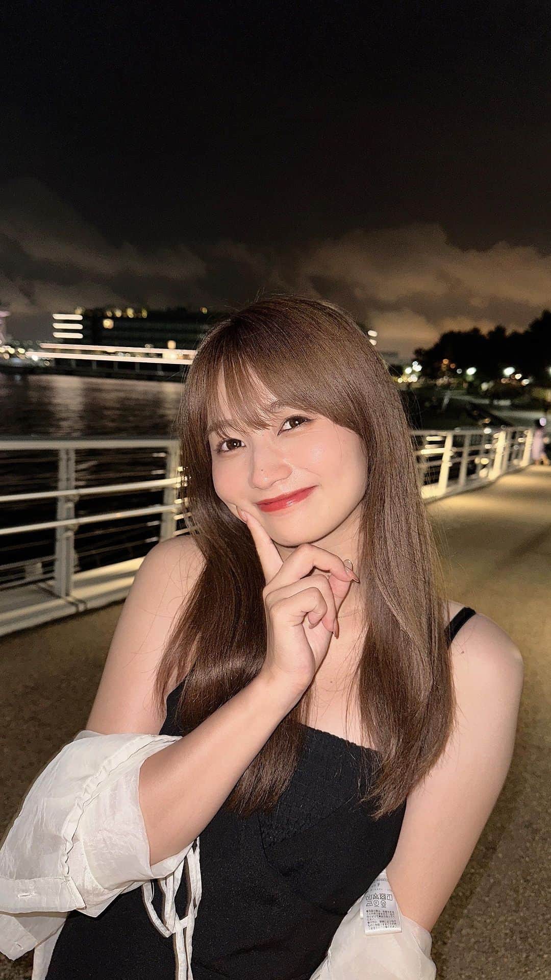 のインスタグラム：「.  夏の夜ってエモいから結構好き💭  . #ワンピースコーデ#ストレートヘア」