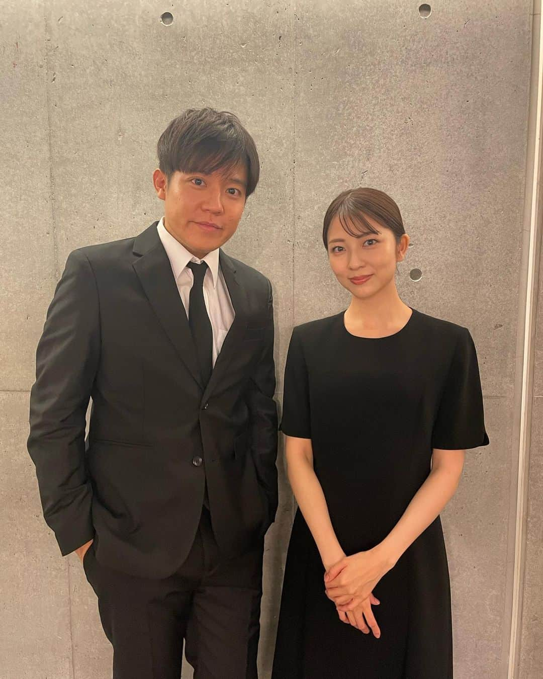 小島梨里杏さんのインスタグラム写真 - (小島梨里杏Instagram)「肇くんこと恵介兄やんと。 😎🔥🤝🏻 #チーズtheater #舞台  #ある風景 紫ちゃんともお別れかー さみしくて 名残惜しさもあるけれど またねまたねだよー！ . . いま聴いてる音楽と そこに寄せる想いで 自分の  ...