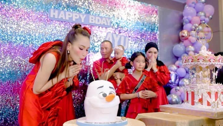 アユ・ティンティンのインスタグラム：「Documentation setiaku slalu setia di setiap acara thanks 👍🏼❤️🌹 @malyca.universe   Surprise Birthday 🩷🩷 @ayutingting92 Venue : @sotishotelkemang @ferdypedi2203  Decoration & Event Organizer : @slc_weddingservice @rini_marianimarzuki  MC : @sanggar_tarissa @ria_slc Entertainment : @warehouse_pro  Documentation : @malyca.universe @malycaphoto  @simplymoment.id  Lighting : @juns_lighting  Birthday Cake : @blessingangelpastries @angelsthefanie Hampers : @howelandco @maxmax_collection  DJ : @romel_pentury Invitation & Buku Tamu : @viding.co  Photobooth : @twinsphotobooth  Event Management : @partywithmamak @stephanipeea」
