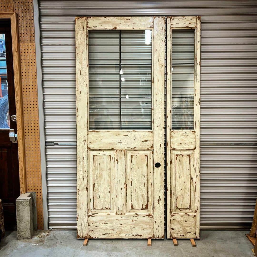 木製ドアの全国通販　ウッドデポさんのインスタグラム写真 - (木製ドアの全国通販　ウッドデポInstagram)「お客様のご要望で 表はヴィンテージフィニッシュ♫ 裏はアンティークフィニッシュ♪ 奇抜な発想が更に素敵な雰囲気を生み出しました！ #木製ドア #木のドア #玄関ドア #室内ドア #アンティーク風ドア #ビンテージドア #ヴィンテージ #自宅カフェ #自宅ショップ #トリミング #カフェ改装 #カスタムドア #コンテナハウス #古民家リノベーション #古民家改装 #古民家再生 #マイホーム計画中 #新築 #店舗 #美容室改装 #リノベ #リノベーション #店舗改装 #クラシックカー #ガレージハウス #ガレージライフ」6月27日 18時06分 - wood_depot