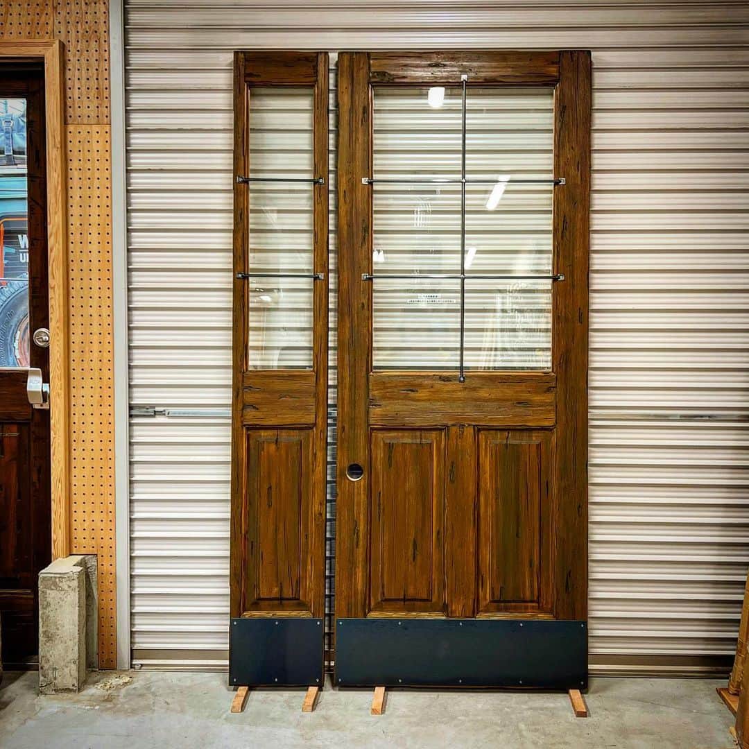 木製ドアの全国通販　ウッドデポさんのインスタグラム写真 - (木製ドアの全国通販　ウッドデポInstagram)「お客様のご要望で 表はヴィンテージフィニッシュ♫ 裏はアンティークフィニッシュ♪ 奇抜な発想が更に素敵な雰囲気を生み出しました！ #木製ドア #木のドア #玄関ドア #室内ドア #アンティーク風ドア #ビンテージドア #ヴィンテージ #自宅カフェ #自宅ショップ #トリミング #カフェ改装 #カスタムドア #コンテナハウス #古民家リノベーション #古民家改装 #古民家再生 #マイホーム計画中 #新築 #店舗 #美容室改装 #リノベ #リノベーション #店舗改装 #クラシックカー #ガレージハウス #ガレージライフ」6月27日 18時06分 - wood_depot