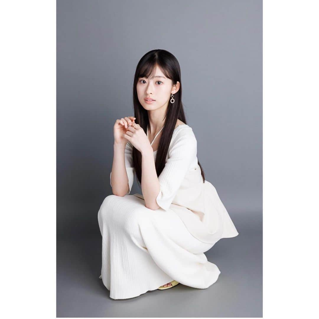 井本彩花さんのインスタグラム写真 - (井本彩花Instagram)「． 6月27日(火)発売 “電子版週刊アスキー”  表紙を飾らせていただきました😌  是非、ご覧ください‎🤍  アザーカット沢山っ！！」6月27日 18時06分 - imoto_ayaka_official