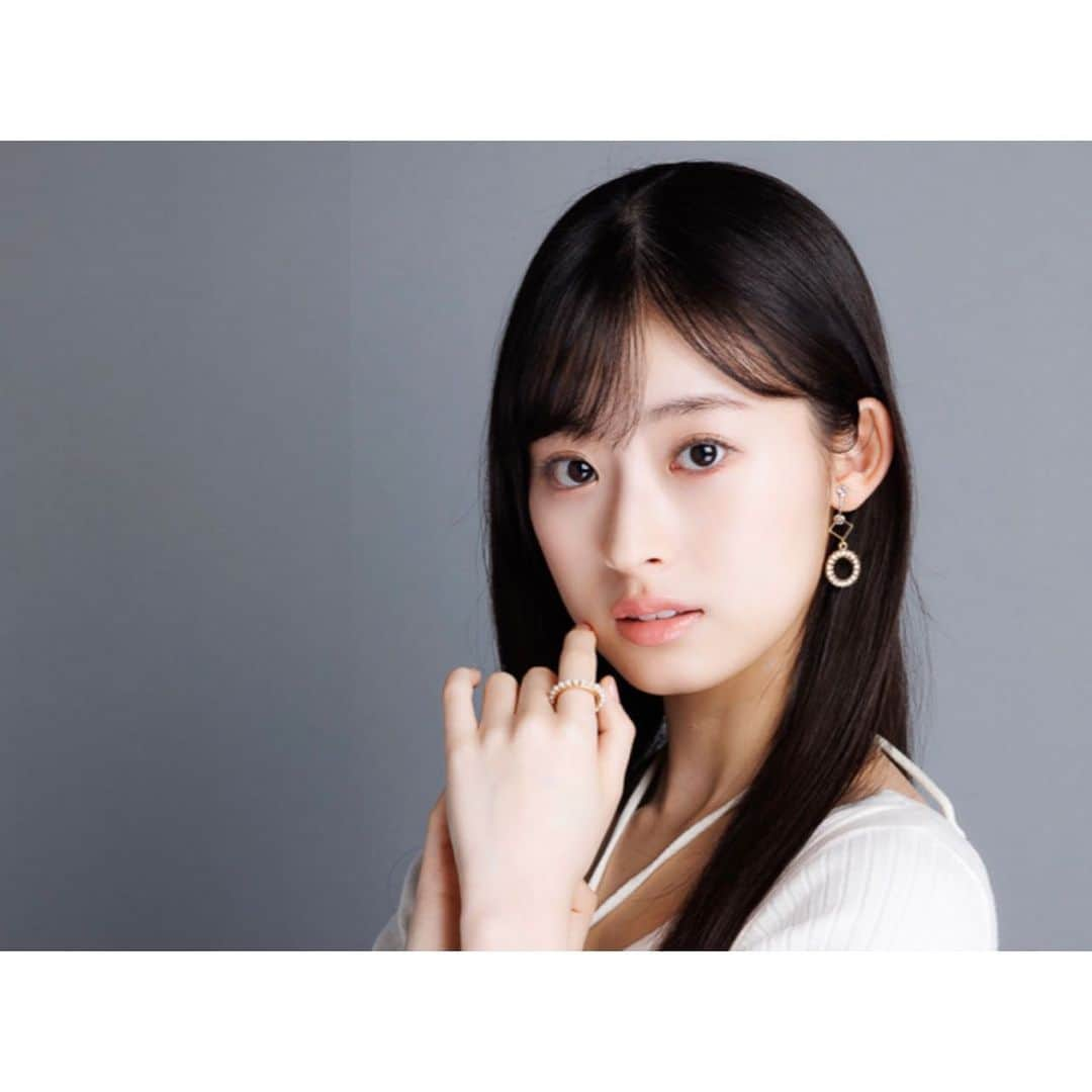 井本彩花さんのインスタグラム写真 - (井本彩花Instagram)「． 6月27日(火)発売 “電子版週刊アスキー”  表紙を飾らせていただきました😌  是非、ご覧ください‎🤍  アザーカット沢山っ！！」6月27日 18時06分 - imoto_ayaka_official