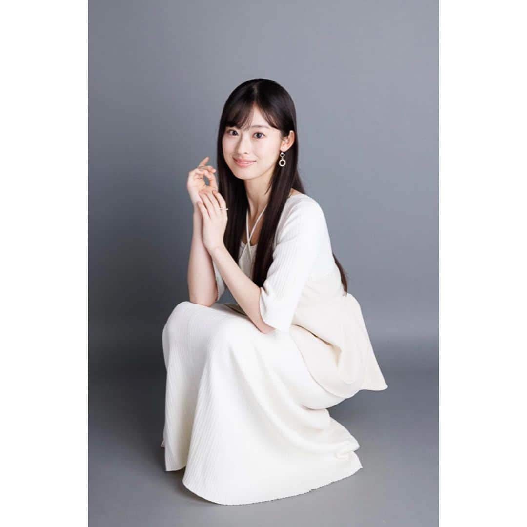 井本彩花さんのインスタグラム写真 - (井本彩花Instagram)「． 6月27日(火)発売 “電子版週刊アスキー”  表紙を飾らせていただきました😌  是非、ご覧ください‎🤍  アザーカット沢山っ！！」6月27日 18時06分 - imoto_ayaka_official