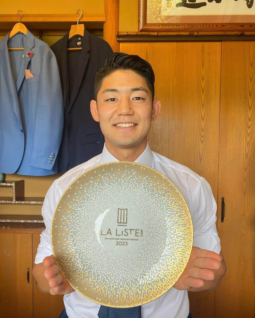 藤田慶和のインスタグラム：「幼いころからお世話になっている天ぷら松さんが世界の1000店に選ばれました！ 記念のお皿を見せて頂きました🙏  ありがとうございます！ #laliste1000 #天ぷら松 #京都」