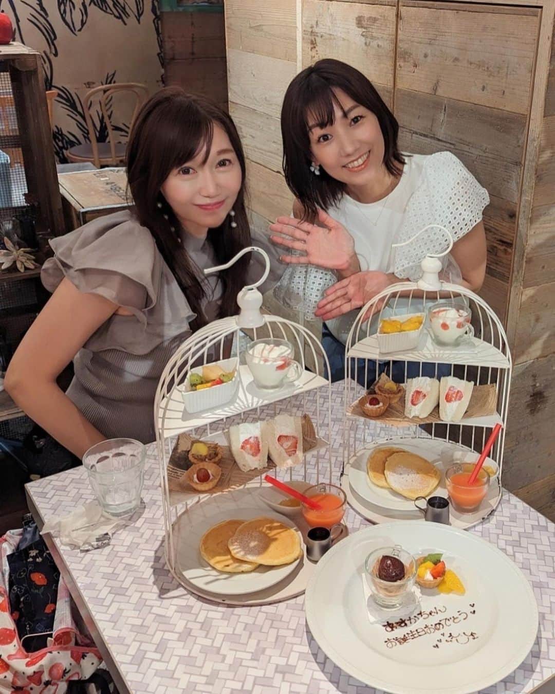開高明日香のインスタグラム：「タレントであり、ギャザリングの先生でもある植田実穂ちゃんとお茶タイム🫖🍰  サプライズでお誕生日プレートをお店にお願いしてくれていて。。。感動😭❤️❤️❤️  聞いて欲しいコト、聞きたいコト、たくさんであっという間の時間だった😆  年々美しさを増してる実穂ちゃん🌟 やっぱりキモチって、外に滲み出るなぁ✨と、改めて。 あったかくて、やわらかな余白を心に常に持っていて、誰に対しても愛をもって生きてる女性💕 ホント大好き❤  そして、お誕生日プレゼントに、実穂ちゃんが作ってくれたギャザリングに、オススメのクッションファンデ&フットパックをいただいちゃいました💖  ギャザリング、可愛すぎるんだけどー😍 ペペロミアとオリヅルランボニーという子達だそう💚 ぴょーんとなってるトコロ、ホント折り鶴みたいで可愛い😍 水色の鉢もタイプすぎる🩵  ファンデは、実穂ちゃんお肌ツルツルで何使ってるか気になってたから、うれしー😍 サンダルの季節、フットパックも嬉しいな☺️  ご馳走にまでなっちゃった🥹🙏❤️  実穂ちゃん、幸せな時間をありがとう🩷  #ギャザリング #可愛がりすぎて #お水あげすぎて枯らさないようにしなきゃ😘」