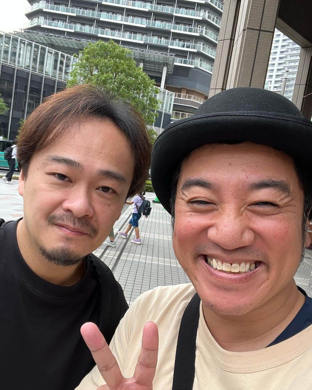 与座よしあきのインスタグラム：「今日の[何でも一緒に考える]はログラインを考える!でした!  ログラインって⁉︎って思いましたが、なんか1行でストーリーを伝える的なやつみたいです。 いやーこれがまた楽しかったー!面白そうな設定を考えるのも楽しいし、それを言い換えて1行にしていく感じとか面白かったなー。またやりたいぐらいでした!」