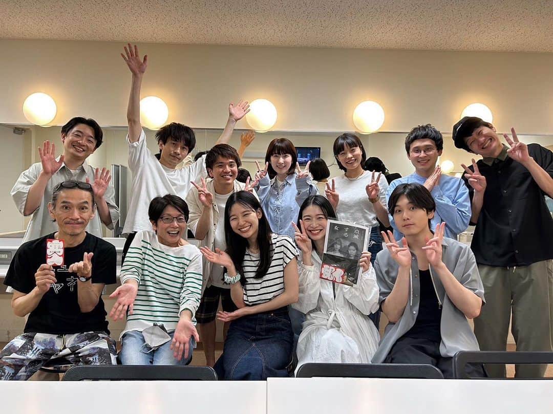 のインスタグラム：「#点滅する女 💡 楽屋の集合写真もらいました！さっきまにあわなかった！けど嬉しいから載せちゃう！やった！みんな大好き！実は！小心者であんまり言えなかったけど！」