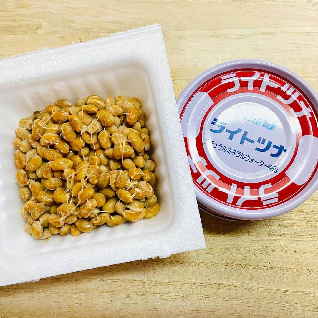 渡部おにぎりさんのインスタグラム写真 - (渡部おにぎりInstagram)「【渡部の伝説100円飯】  「ツなっとうご飯」 1.納豆にタレからしツナ豆板醤砂糖ごま油入れて混ぜ、ご飯に乗せてネギかけて完成！  [材料1人前]※ご飯調味料は含まない ・納豆 1P (40円 ・ツナ缶1/2(45円 ・小ネギ少(5円 ・ごま油 少々 ・豆板醤小さじ1 ・砂糖小さじ1 ・ご飯150g　　合計90円  #100円飯 #料理#グルメ#レシピ#節約レシピ#節約#時短#金の国#渡部おにぎり」6月27日 18時20分 - watabe_onigiri