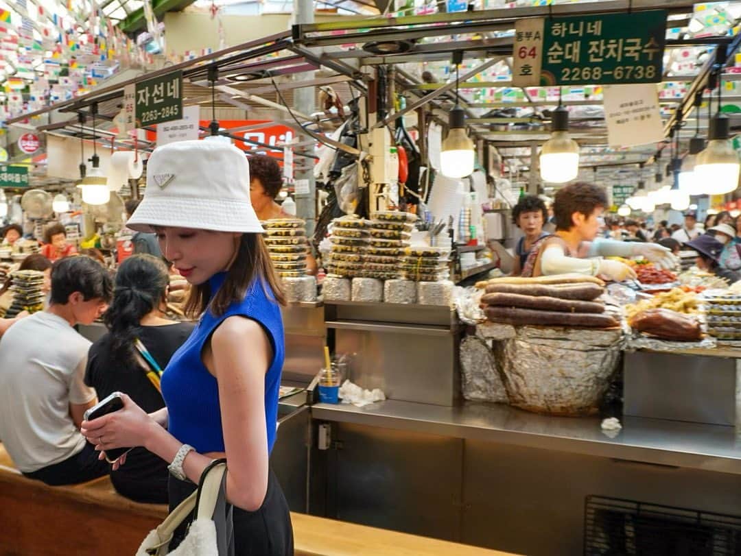三好ユウさんのインスタグラム写真 - (三好ユウInstagram)「仕事も兼ねて2か月ぶりの韓国✈️🇰🇷 I went to Korea by work and vacation. ⁡ ⁡ 今回は先に渡韓していたちまと日程合わせて 街も散歩してきました。 お揃いの一眼レフもデビュー📷 ⁡ ⁡ 広蔵市場の人気店プチョンユッケが長蛇の列すぎて 適当に空いているお店でユッケナクチタンタンイ🐙 名前長い🐙  ⁡ ユッケの上に生きたタコが乗っている 摩訶不思議な食べ物。タコの生命力凄まじい。 見かけによらず？とても美味しいです❤️ ⁡  4枚目、動いてるタコ若干閲覧注意です⚠️笑 ⁡ ⁡  #韓国#韓国旅行#韓国グルメ#広蔵市場#広蔵市場グルメ #海外旅行 #旅行好きな人と繋がりたい#タビジョ#一眼レフ初心者 #koreatravel #travelaboard #overseatrip#japanese #trip#tripgram #旅游#여행스냅#북촌한옥마을」6月27日 19時00分 - yuu_5240
