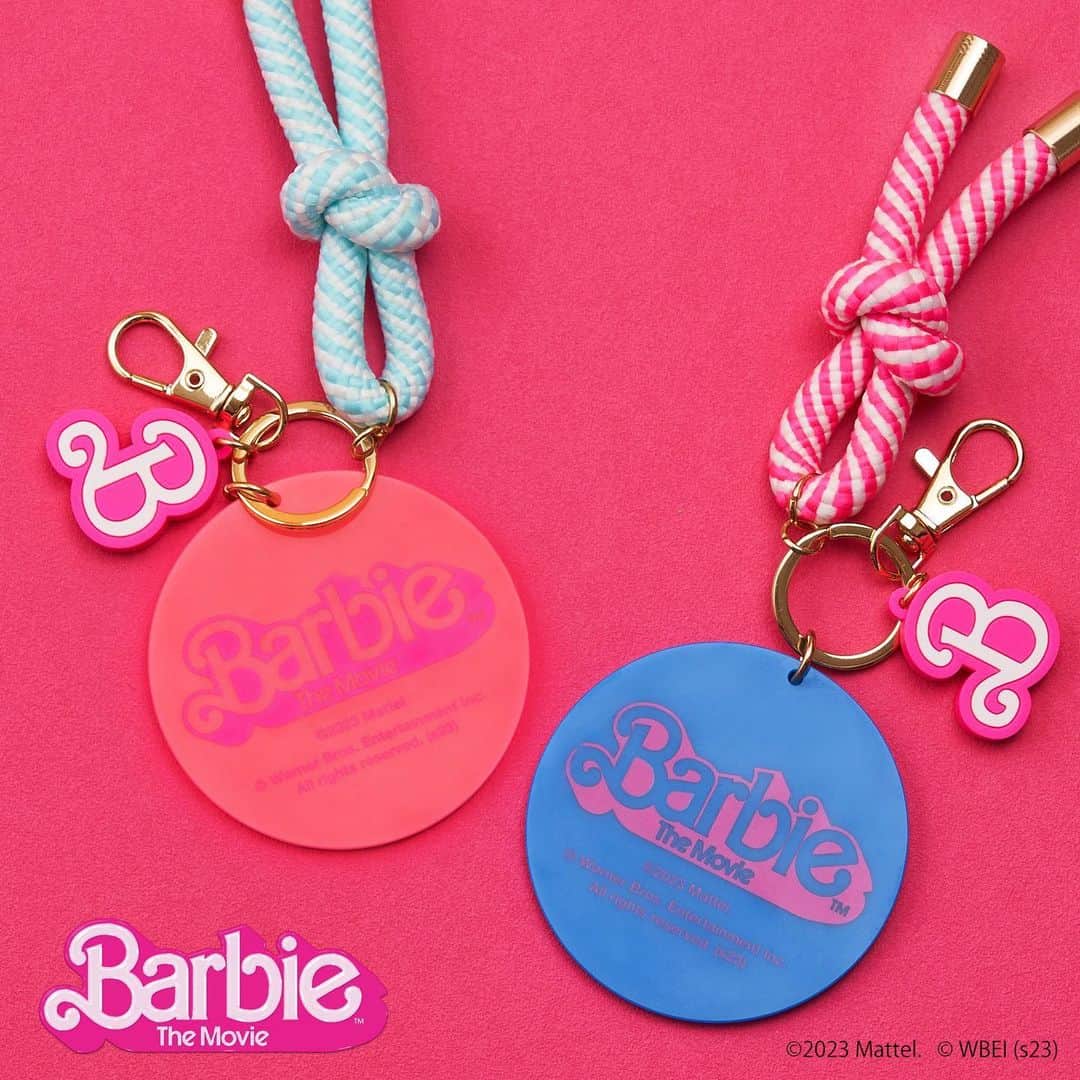 プラザ/PLAZAさんのインスタグラム写真 - (プラザ/PLAZAInstagram)「6/23(金)スタート💖「Barbie」プロモーション開催中👠🎀  世界中で愛されるファッションドール「Barbie」とPLAZAがコラボレーション💗💜実写映画公開に先駆けて、Barbieデザインのアイテムが登場✨  Barbie(TM) The Movie バービー キーリング ¥1,760(税込) 映画「Barbie (バービー)」をテーマにしたアートがアクセントになった、キーリング✨ラメのキラキラ感やゴールドのパーツもアクセントになっています💖PLAZA・MINiPLA限定アイテムです🎀  #映画バービー #PLAZA #プラザ #MINiPLA #ミニプラ @plazastyle」6月27日 18時22分 - plazastyle