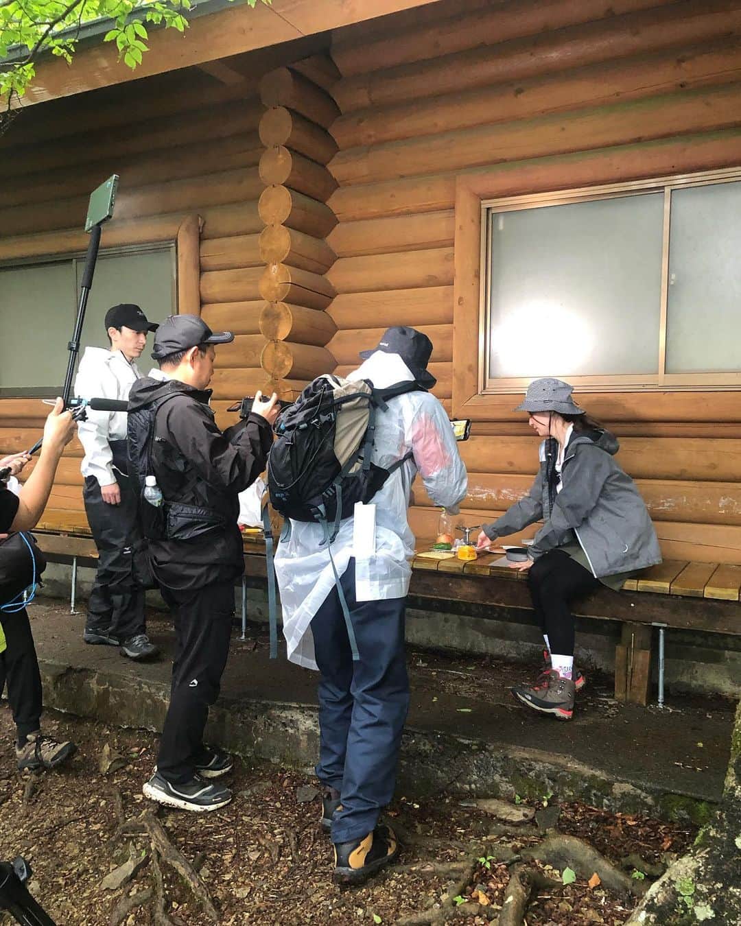 戸田れいさんのインスタグラム写真 - (戸田れいInstagram)「登山で頂きメシ！観てくださった皆様ありがとうございました⛰️  今回は奥多摩にある三頭山に登りました🥾  途中霧が出たり雨が降ったりと 幻想的な雰囲気で登山を楽しめました🪽  TVerでも観られますし、来月再放送もするので 見逃した方はそちらからチェックよろしくお願いします🙏✨  最後の写真、無知すぎて何度も洗ってしまい防水加工が取れていたわたしのGORE-TEX😇  雨染みすぎてて肌寒い中料理作りました🧑‍🍳  #登山#山ガール#登山で頂きメシ」6月27日 18時22分 - rei_toda