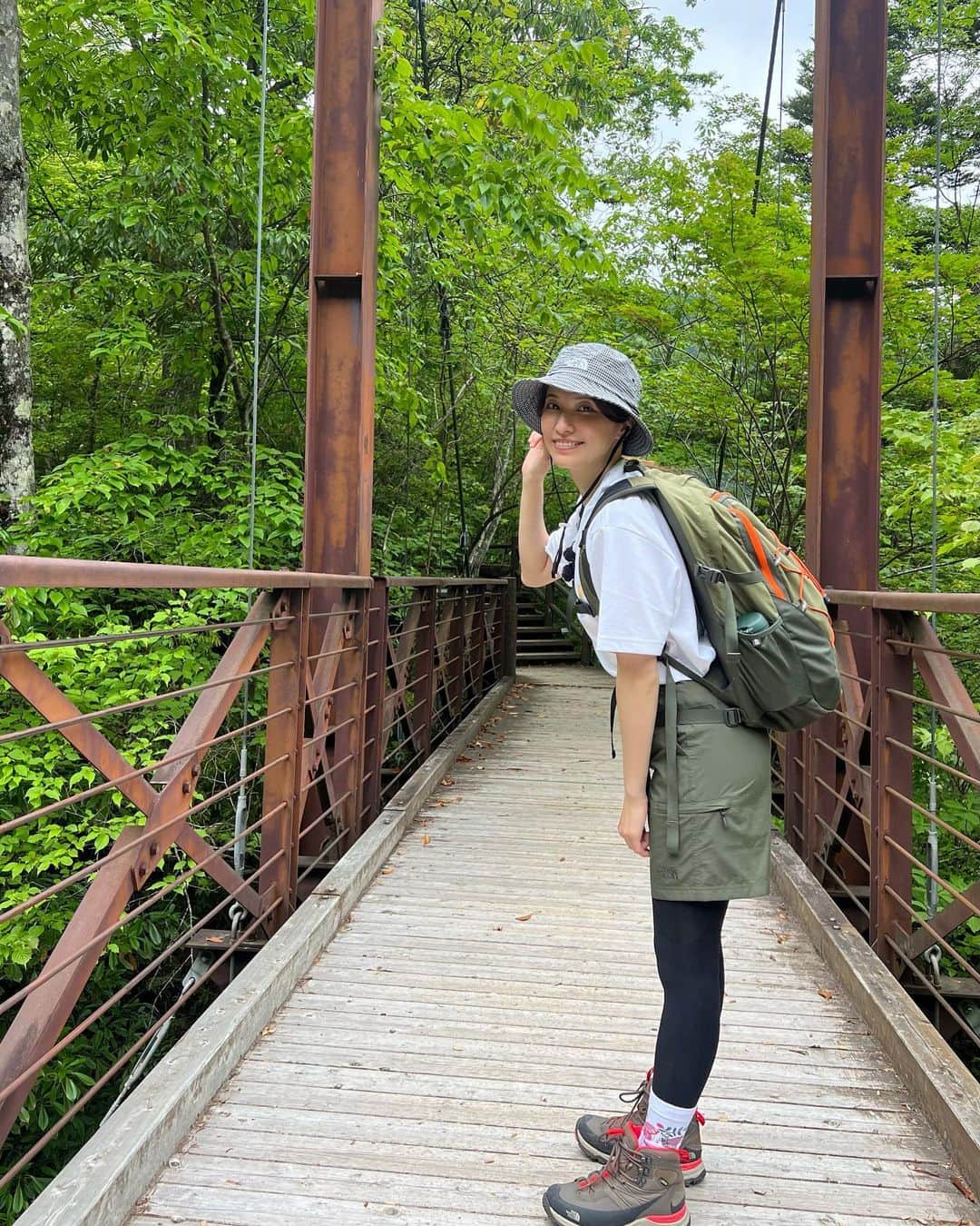 戸田れいさんのインスタグラム写真 - (戸田れいInstagram)「登山で頂きメシ！観てくださった皆様ありがとうございました⛰️  今回は奥多摩にある三頭山に登りました🥾  途中霧が出たり雨が降ったりと 幻想的な雰囲気で登山を楽しめました🪽  TVerでも観られますし、来月再放送もするので 見逃した方はそちらからチェックよろしくお願いします🙏✨  最後の写真、無知すぎて何度も洗ってしまい防水加工が取れていたわたしのGORE-TEX😇  雨染みすぎてて肌寒い中料理作りました🧑‍🍳  #登山#山ガール#登山で頂きメシ」6月27日 18時22分 - rei_toda