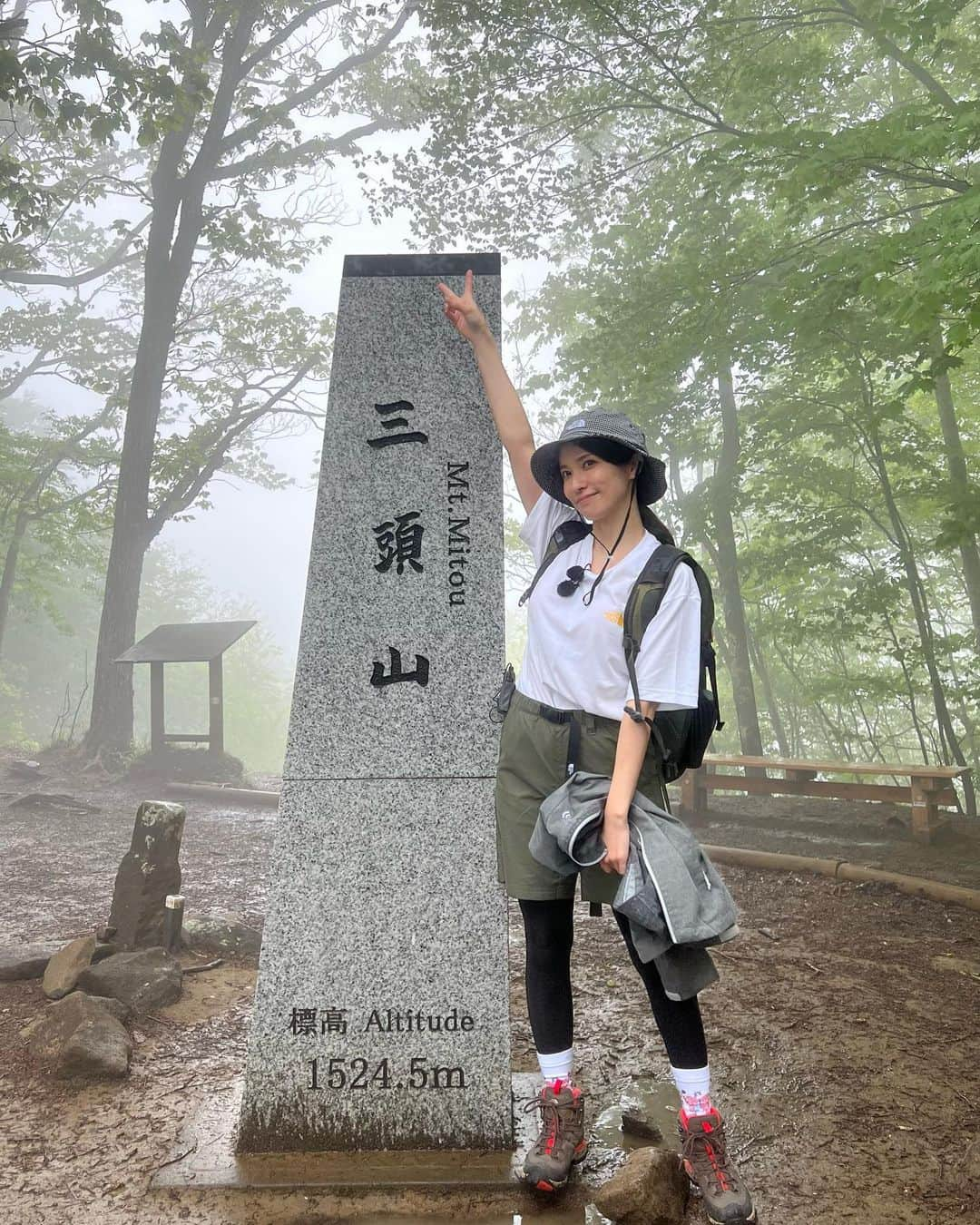 戸田れいのインスタグラム：「登山で頂きメシ！観てくださった皆様ありがとうございました⛰️  今回は奥多摩にある三頭山に登りました🥾  途中霧が出たり雨が降ったりと 幻想的な雰囲気で登山を楽しめました🪽  TVerでも観られますし、来月再放送もするので 見逃した方はそちらからチェックよろしくお願いします🙏✨  最後の写真、無知すぎて何度も洗ってしまい防水加工が取れていたわたしのGORE-TEX😇  雨染みすぎてて肌寒い中料理作りました🧑‍🍳  #登山#山ガール#登山で頂きメシ」