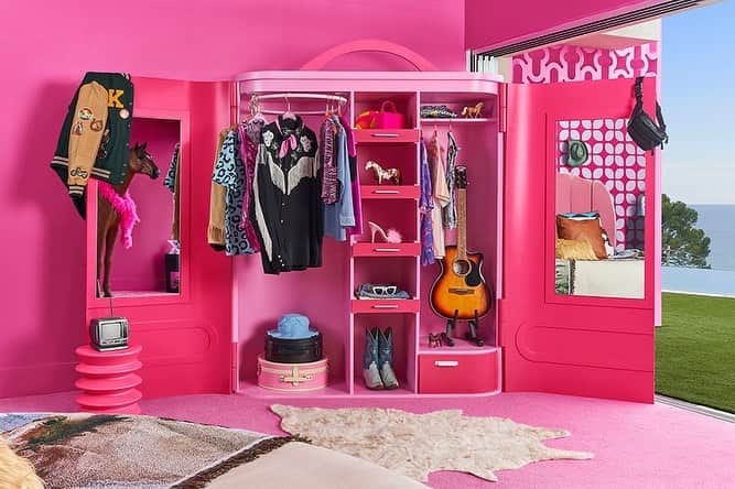 Vogue Españaさんのインスタグラム写真 - (Vogue EspañaInstagram)「Sí, está pasando: la colorida mansión de Barbie ya se puede alquilar en Airbnb. Coincidiendo con el estreno de la película, esta casa de muñecas a tamaño real ha vuelto a aparecer y estará disponible para alquilar por tiempo limitado. {Toda la información está en el link de nuestra bio} ▪️Fotografías: Cortesía de Airbnb」6月27日 18時24分 - voguespain