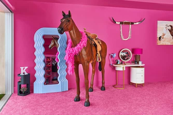 Vogue Españaさんのインスタグラム写真 - (Vogue EspañaInstagram)「Sí, está pasando: la colorida mansión de Barbie ya se puede alquilar en Airbnb. Coincidiendo con el estreno de la película, esta casa de muñecas a tamaño real ha vuelto a aparecer y estará disponible para alquilar por tiempo limitado. {Toda la información está en el link de nuestra bio} ▪️Fotografías: Cortesía de Airbnb」6月27日 18時24分 - voguespain