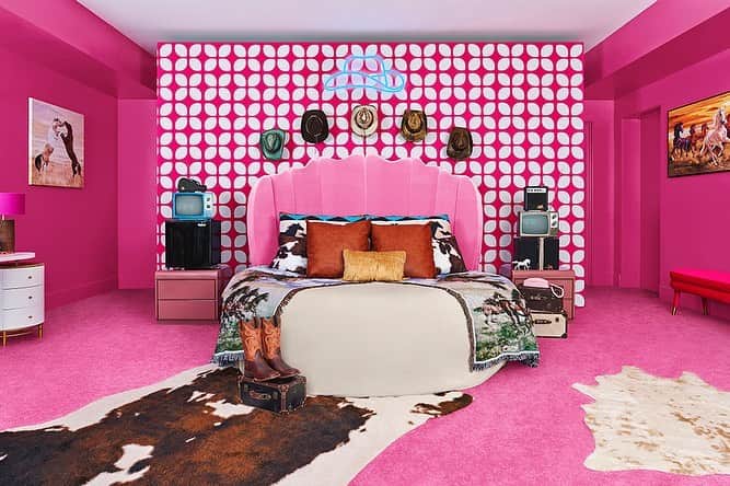 のインスタグラム：「Sí, está pasando: la colorida mansión de Barbie ya se puede alquilar en Airbnb. Coincidiendo con el estreno de la película, esta casa de muñecas a tamaño real ha vuelto a aparecer y estará disponible para alquilar por tiempo limitado. {Toda la información está en el link de nuestra bio} ▪️Fotografías: Cortesía de Airbnb」