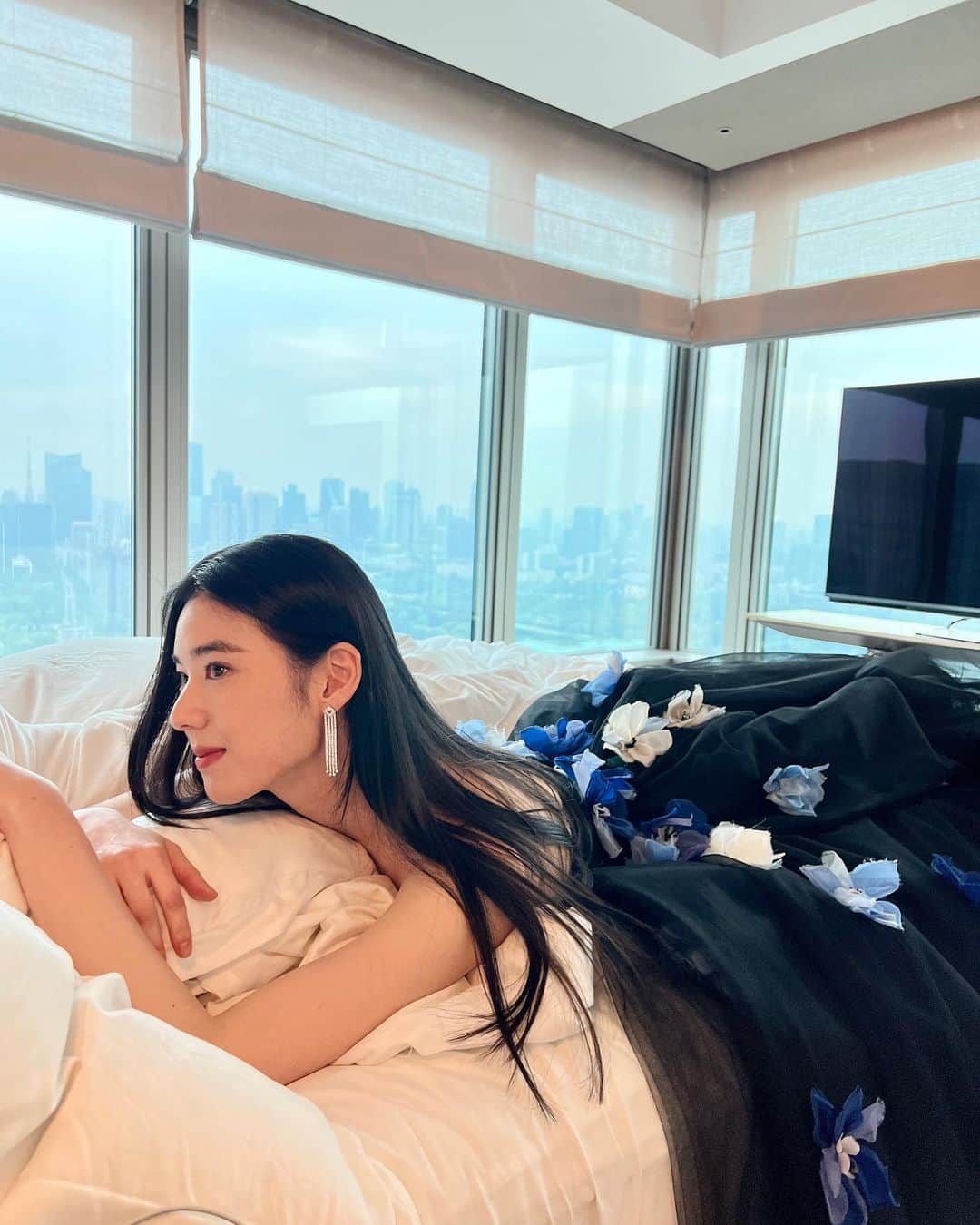 チョン・ウンチェのインスタグラム：「get ready for tonight!🦋💙@cledepeaubeaute」