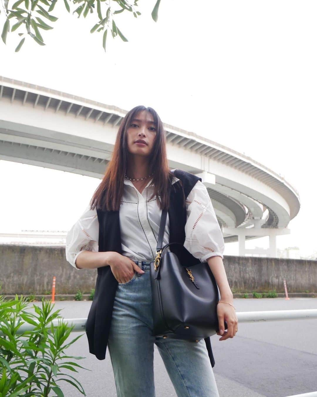 大政絢のインスタグラム：「#今日の絢服  🖤🤍🤍  shirt #furfur  best #milaowen  denim #whimgazette  bag #saintlaurent  shoes #toryburch」