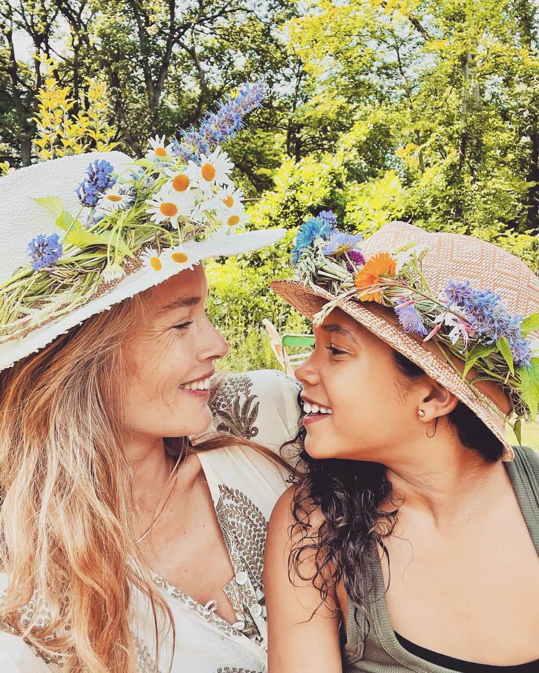 ドウツェン・クロースのインスタグラム：「Summer 💛」