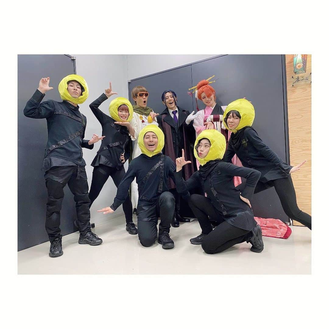 のインスタグラム：「舞台【文豪ストレイドッグス 共喰い】 東京公演５日目ありがとうございました🌸  文ステ、通算150回目の記念すべき回㊗️に、ついに来ましたお見送り！！！  実は舞台上で初めての檸檬爆弾🍋とご一緒させて頂きました。 レモンたち可愛かったァァァァ😍  明日も13時、18時ヨコハマでお待ちしております🍁  首領………………………………C！！！！ …………………………………(˘^˘ )ﾌﾟｲｯ」