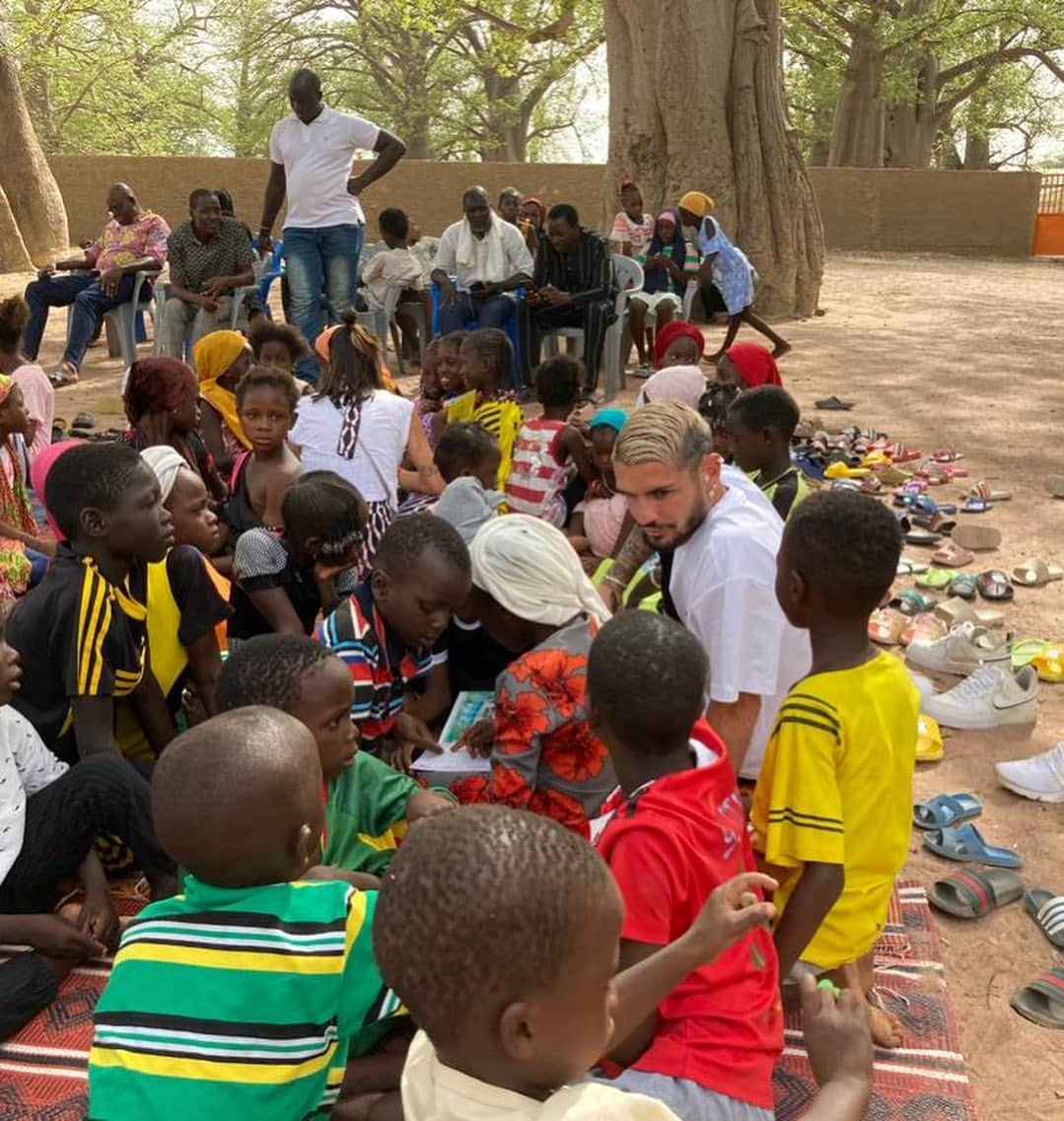 レミ・カベッラさんのインスタグラム写真 - (レミ・カベッラInstagram)「Tellement émouvant la rencontre avec les enfants de Maka Yopp !! Une après-midi incroyable !! Merci pour votre force ✊🏿✊🏻🫶🏻❤️」6月27日 18時27分 - remycabella