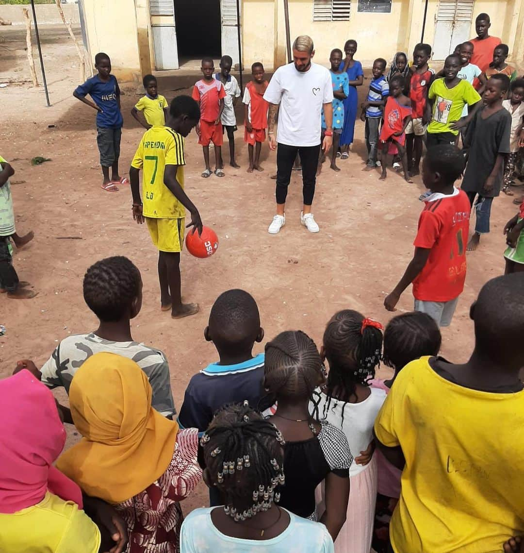 レミ・カベッラさんのインスタグラム写真 - (レミ・カベッラInstagram)「Tellement émouvant la rencontre avec les enfants de Maka Yopp !! Une après-midi incroyable !! Merci pour votre force ✊🏿✊🏻🫶🏻❤️」6月27日 18時27分 - remycabella