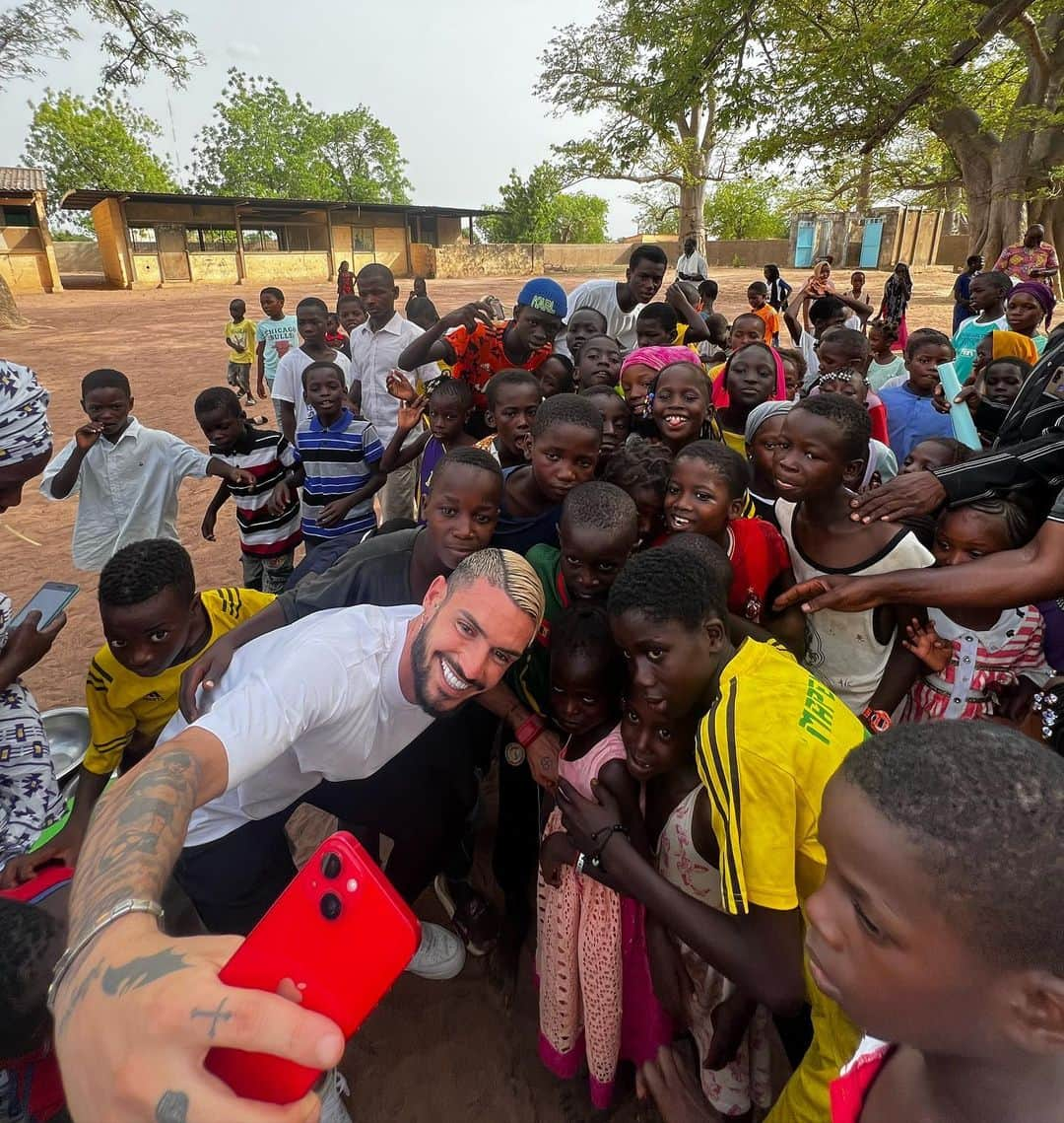 レミ・カベッラさんのインスタグラム写真 - (レミ・カベッラInstagram)「Tellement émouvant la rencontre avec les enfants de Maka Yopp !! Une après-midi incroyable !! Merci pour votre force ✊🏿✊🏻🫶🏻❤️」6月27日 18時27分 - remycabella