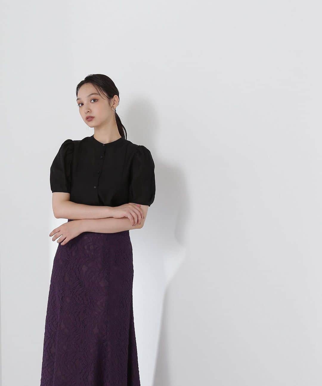NATURAL BEAUTY BASICのインスタグラム：「2023 summer PRE ORDER.  ✔シアーローンギャザースリーブブラウス ¥7,480 tax in color:カシスブラウン/クロ/ピンク size:S/M #0173210743 7月中旬-下旬入荷予定  ディープカラーが新鮮なシアーブラウスは、バンドカラーでシックな雰囲気をだしながら、袖のギャザーとタックデザインで華やかさを演出。1枚で着映えするブラウスです。 身頃はすっきりとしたシルエットで、ボトムスにインしやすく、今年らしいハイウエストボトムスとも好バランスで着ていただけます。繊細な素材感と、ディープカラーでも重くなりすぎないシアー感がポイント。 オフィススタイルの鮮度アップはもちろん、デイリーにも活躍します。  #ブラウス #シアーブラウス #晩夏 #秋先取り #秋カラー #サマーコーデ#夏コーデ  #お出かけコーデ #カジュアルコーデ  #オフィスコーデ #オフィスカジュアル #通勤コーデ #大人可愛い #カラーコーデ #着回しコーデ #きれいめカジュアル #大人カジュアル #ベーシックコーデ #ベーシック #ナチュラルコーデ #トレンドスタイル #シンプルコーデ #ナチュラルビューティーベーシック #naturalbeautybasic」