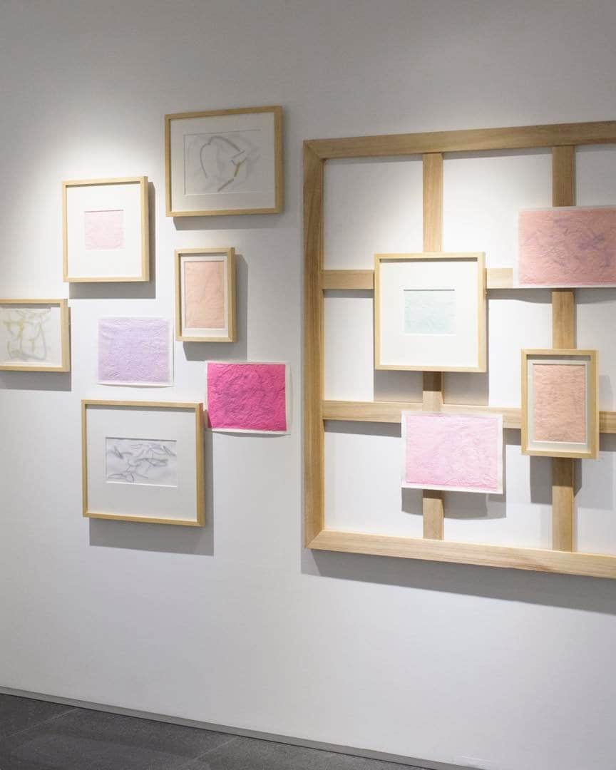 のインスタグラム：「@ideetokyo で開催中の、水戸部春菜 個展 うえてかえる。会場の様子を少しご紹介。ご来店お待ちしております。  水戸部春菜 個展 うえてかえる Haruna Mitobe Exhibition "Replant"  期間｜2023年6月9日（金）〜7月11日（火） 開催店舗｜ @ideetokyo  作家在廊日｜7月8日（土）  ──────  ぎちぎちの緊張を柔らかく、ぶつぶつとフォークで穴を空けるように解していくと、味の染み込んだ柔らかい肉ができるように、絵も何かが入り込んで反応するかもしれない。捉えなくなった、あるいは、捉えられなくなった時から、表現は終了していて、別の何かになっていた。私は、土を入れ替えて、様子をみながらこまめに水を与えて、太陽の光を沢山あびさせる事にした。やわらかくすることでおきる偶然の産物は、オレンジめの夕方に布団で眠るような、心地のいいものであってほしい。 　  水戸部春菜  ──────  profile 水戸部春菜 Mitobe Haruna @mitobeharuna  （1995年神奈川生まれ 。神奈川拠点。） 水戸部春菜は、自在な素材と技法を用いて、人や動物の素描を行います。多媒体から視点を変え客体を描き取り、それらを取り込み再び一つの平面へ構成することで、モチーフの状態を描きます。 主な個展に、「Happy End」（IDÉE SHOP 自由が丘店、東京都、2022）、「town」（galleryN、愛知県、2022）、「don't try」（西武渋谷店、東京都、2021）、グループ展に、「わからなかった昨日の翌日」（豊田市美術館ギャラリー、愛知県 、2021）、「群馬青年ビエンナーレ2021」（群馬県立近代美術館、群馬県、2021）、「第23回岡本太郎現代芸術賞」（岡本太郎美術館、神奈川県、2020）、「第2回枕崎国際芸術賞」（枕崎市文化資料センター南溟館、鹿児島県、2019）、「アートアワードトーキョー丸の内」（行幸地下ギャラリー、東京都、2018）、レジデンスプログラムに、「きそがわ日和 アーティスト・イン・レジデンス 2022 水戸部春菜 腹の中」（中山道太田宿界隈、岐阜県、2022）「HARAIZUMI ART DAYS！」（原泉全域、静岡県、2020）などがある。  #IDÉE #IDÉESHOP #idee #ideeshop #イデーショップ #イデー #interior #harunamitobe #水戸部春菜」
