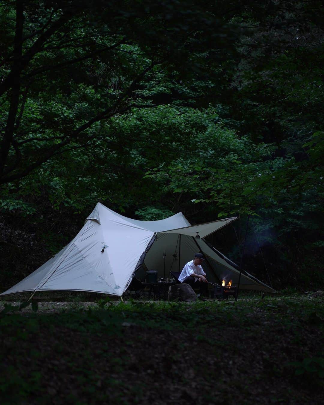 ROOT CO. Designed in HAKONE.さんのインスタグラム写真 - (ROOT CO. Designed in HAKONE.Instagram)「. Warm up by the bonfire.  Special thanks @sports_train_classic   #root_co #rootco #bonfire #camp #camping」6月27日 18時34分 - root_co_official