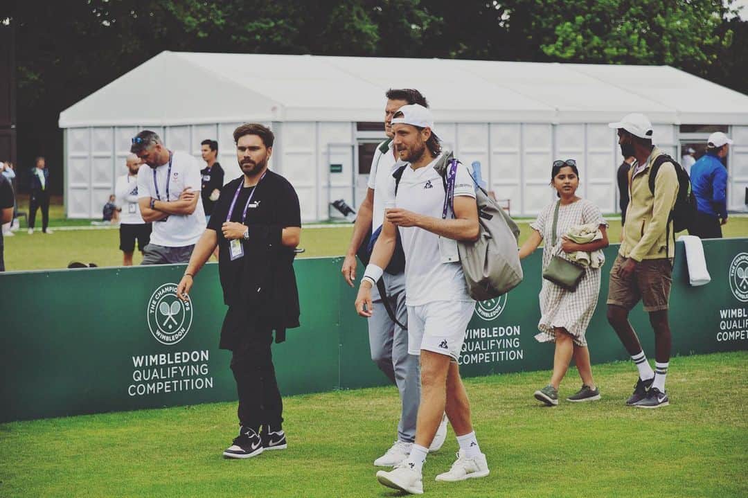 リュカ・プイユのインスタグラム：「1 er tour ✅ à Mercredi 💯 @wimbledon 🍓 💚💜🌱」