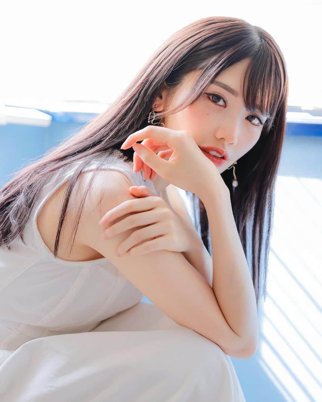 SHINTANITOUKOのインスタグラム：「インスタのアイコン変えた！ 夏仕様🌞🌴🌺✨  これは流石に清楚すぎるね？？？ね？  #撮影会 #撮影 #スタジオ #レースクイーン #racequeen#白コーデ #ホワイトコーデ #ワンピースコーデ  #ワンピース  #白ワンピ  #清楚」