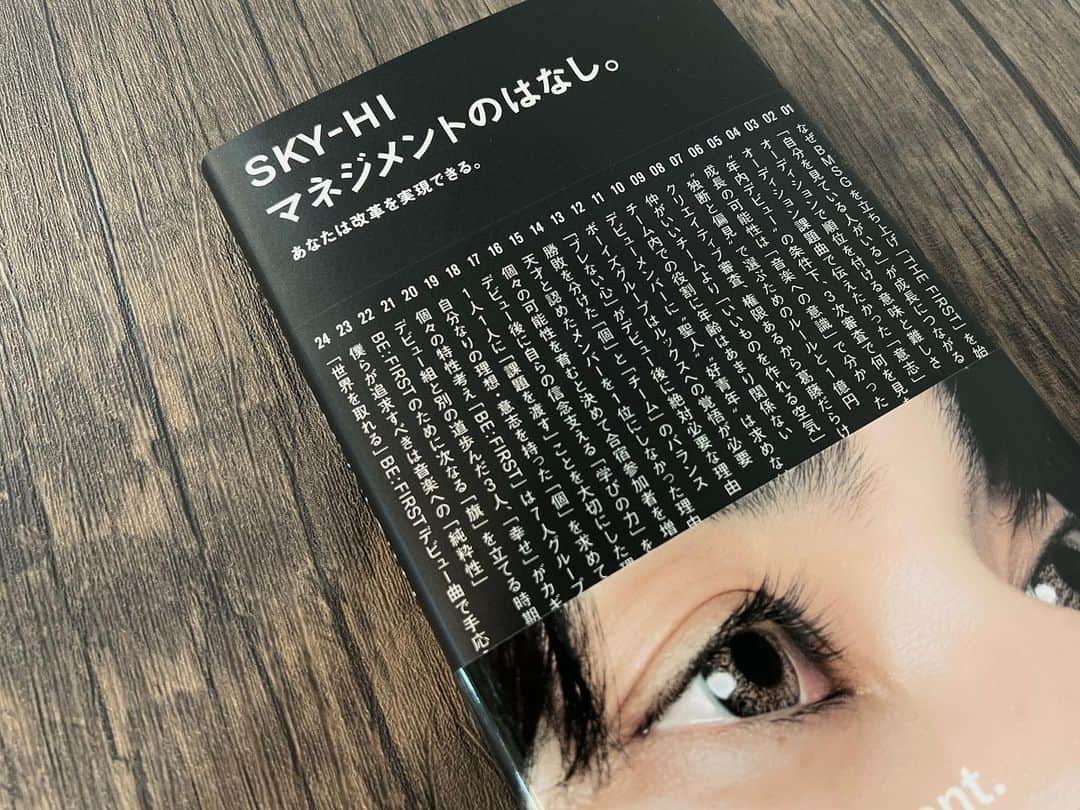 SKY-HIのインスタグラム：「反響をいただいております🔥 「豊島晋作のテレ東経済ニュースアカデミー」 SKY-HIゲスト出演回で取り上げている著書「マネジメントのはなし。」📚  好評販売中の通常版のほか、 特別版はB-Town・BMSG各アーティストFC限定で販売中。  ぜひご一読ください！  --  SKY-HIの『日経エンタテインメント！』での連載が待望の書籍化！ 社長・SKY-HIの挑戦をたどれる“ドキュメンタリー本”。 課題意識を持つビジネスパーソンへのヒントも満載な１冊。 オーディション「THE FIRST」がムーブメントを起こし、そこから誕生したBE:FIRSTはデビュー１年で紅白歌合戦に出場。2020年9月にたった数人で始まったスタートアップ企業が、なぜここまで急激に成長できたのか。 本書は、その時々でSKY-HIが抱える課題や挑戦にフォーカスしたドキュメンタリー的な1冊。 「課題解決」「人材育成」「スキルアップ」「コミュニケーション」など、ビジネスのヒントの宝庫ともなっている。  「マネジメントのはなし。─あなたは改革を実現できる。」 2023年4月3日(月)発売  ▼通常版【書店にて販売】 価格：1,600円＋税 本書のみ  ▼特別版【B-Town/BMSG各アーティストファンクラブ会員限定販売】※一定数に達し次第販売終了 価格：3,800円＋税 本書 ＋ 下記3特典 ①別冊「Extra issue」（フルカラー／184P（予定）） BMSG 2年間の歩みと、所属アーティスト・トレーニーの語り下ろしインタビュー、日経エンタテインメント！でのBE:FIRSTインタビュー（過去３回）などを収録 ②BMSGブックマーク（栞） ③専用BOX入り  #SKYHI #マネジメントのはなし」