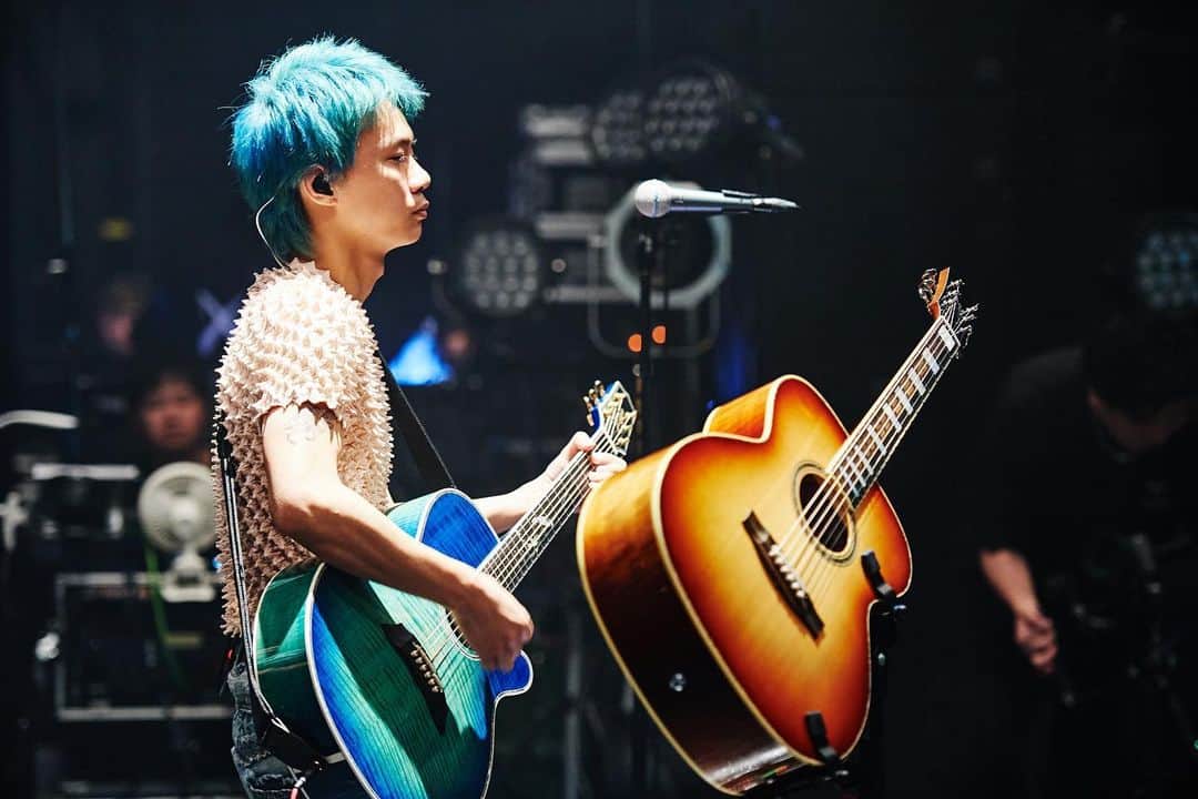 山田海斗のインスタグラム：「ギターと髪同じ色🥶」